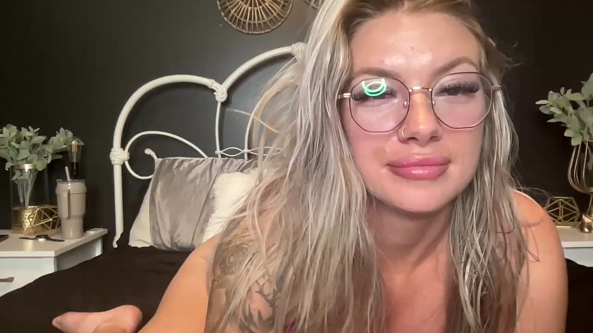 Gallery image thumbnail from Outlawsue_528's myfreecams stream on, 06/22/2023, 22:21 image 12 of 20