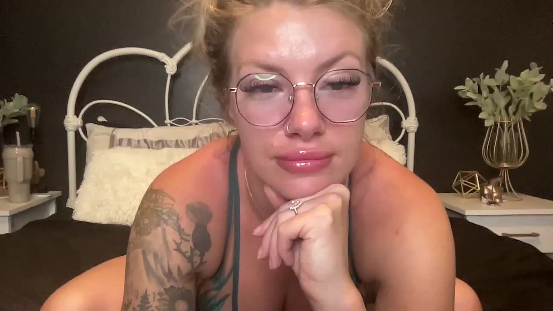 Gallery image thumbnail from Outlawsue_528's myfreecams stream on, 06/27/2023, 07:01 image 7 of 20
