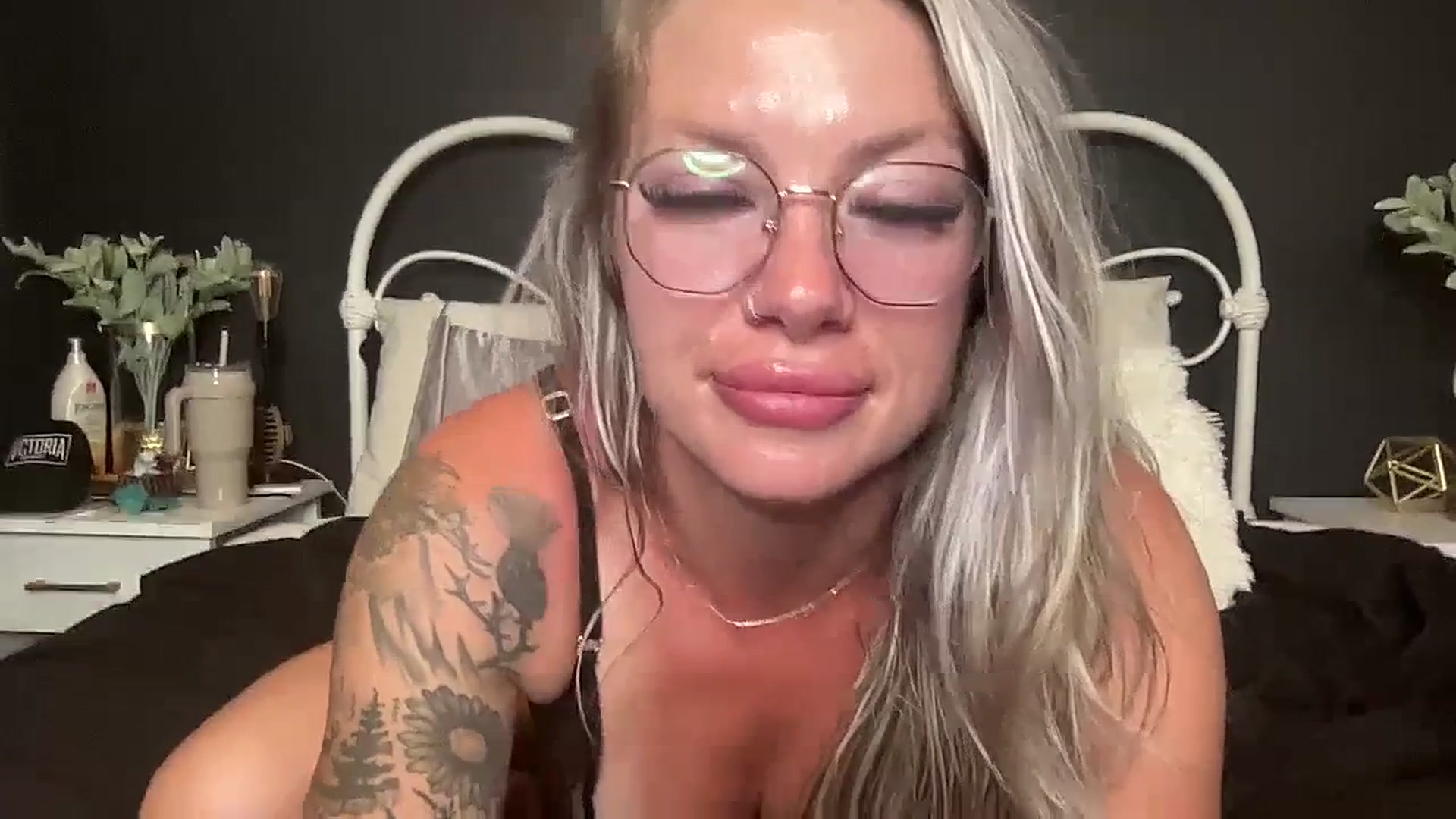 Gallery image thumbnail from Outlawsue_528's myfreecams stream on, 06/29/2023, 06:34 image 3 of 20