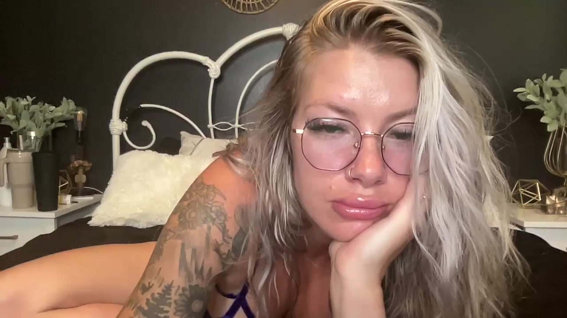 Gallery image thumbnail from Outlawsue_528's myfreecams stream on, 06/30/2023, 17:46 image 12 of 20
