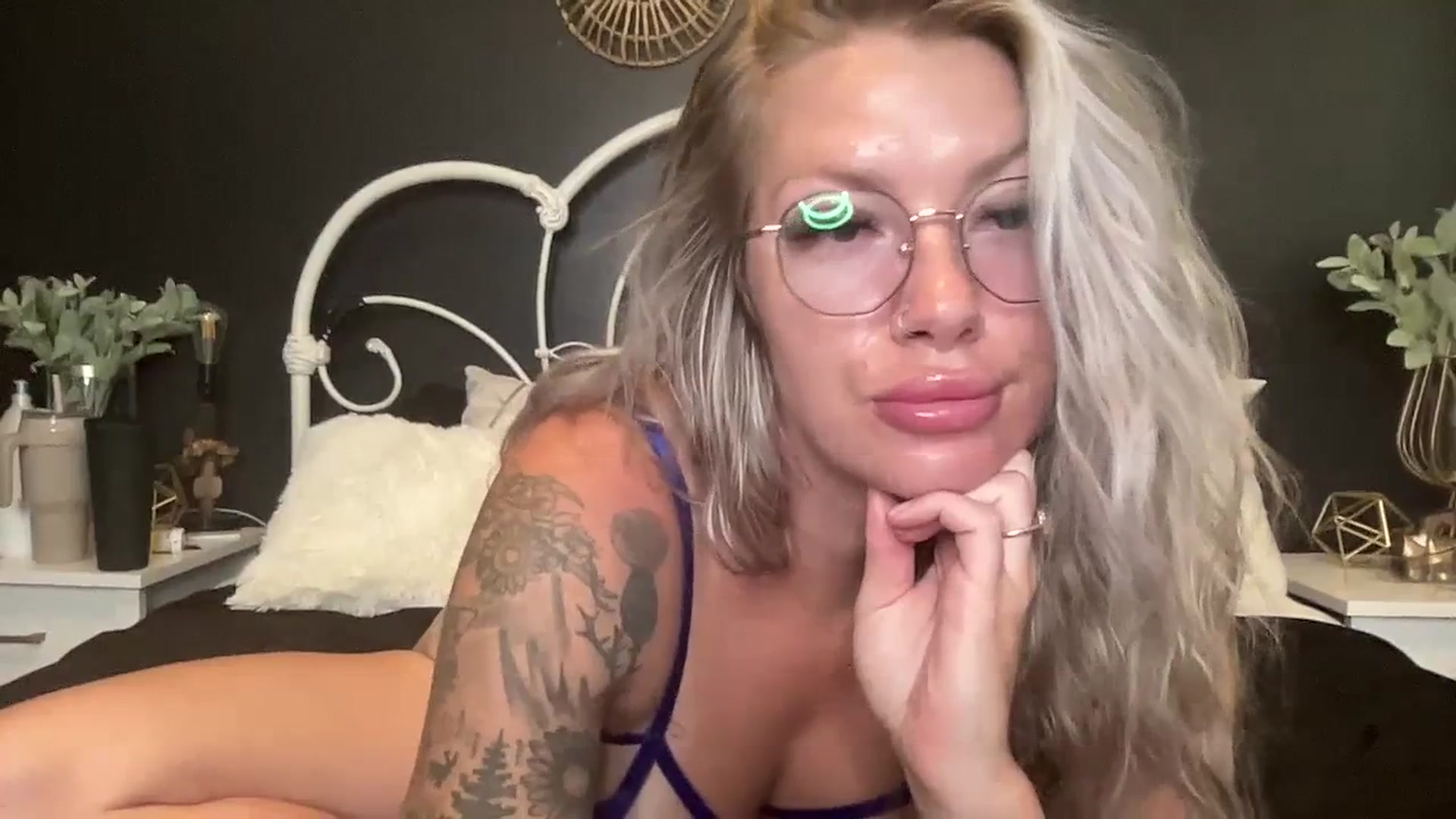 Gallery image thumbnail from Outlawsue_528's myfreecams stream on, 06/30/2023, 17:46 image 9 of 20