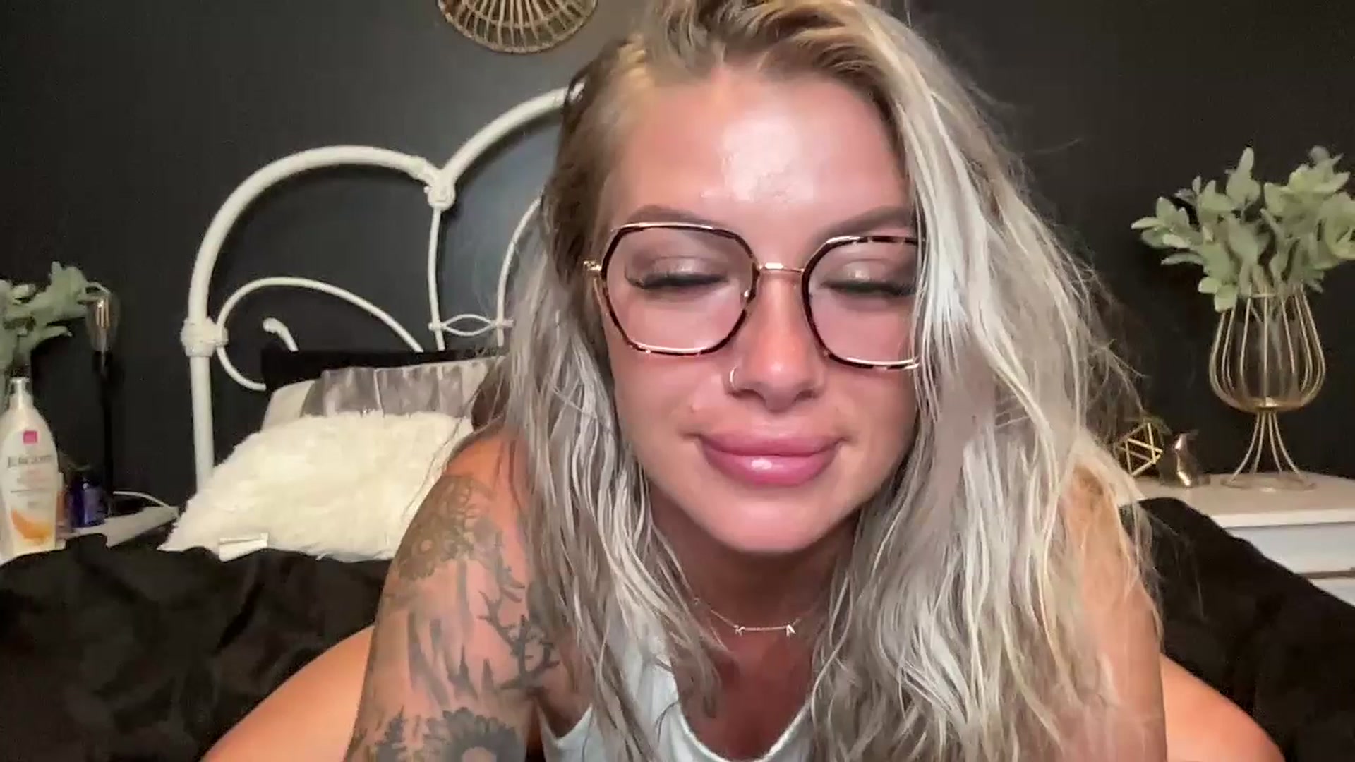Gallery image thumbnail from Outlawsue_528's myfreecams stream on, 07/11/2023, 05:54 image 16 of 20