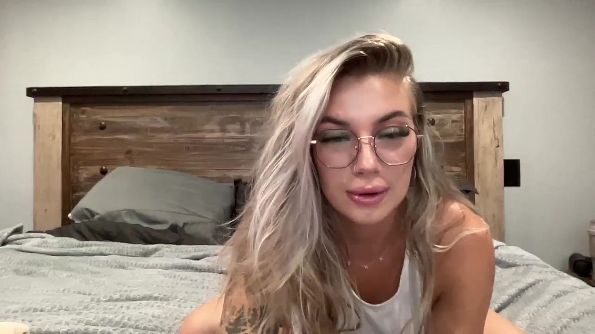 Gallery image thumbnail from Outlawsue_528's myfreecams stream on, 08/26/2023, 20:15 image 5 of 20