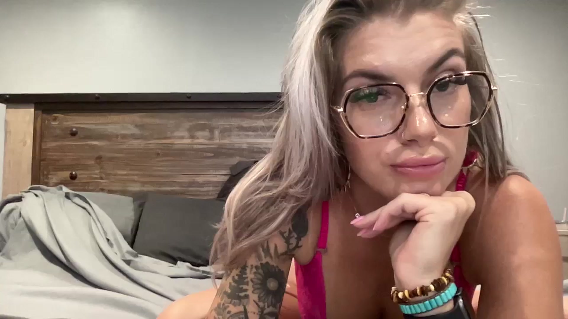 Gallery image thumbnail from Outlawsue_528's myfreecams stream on, 09/03/2023, 21:32 image 12 of 20