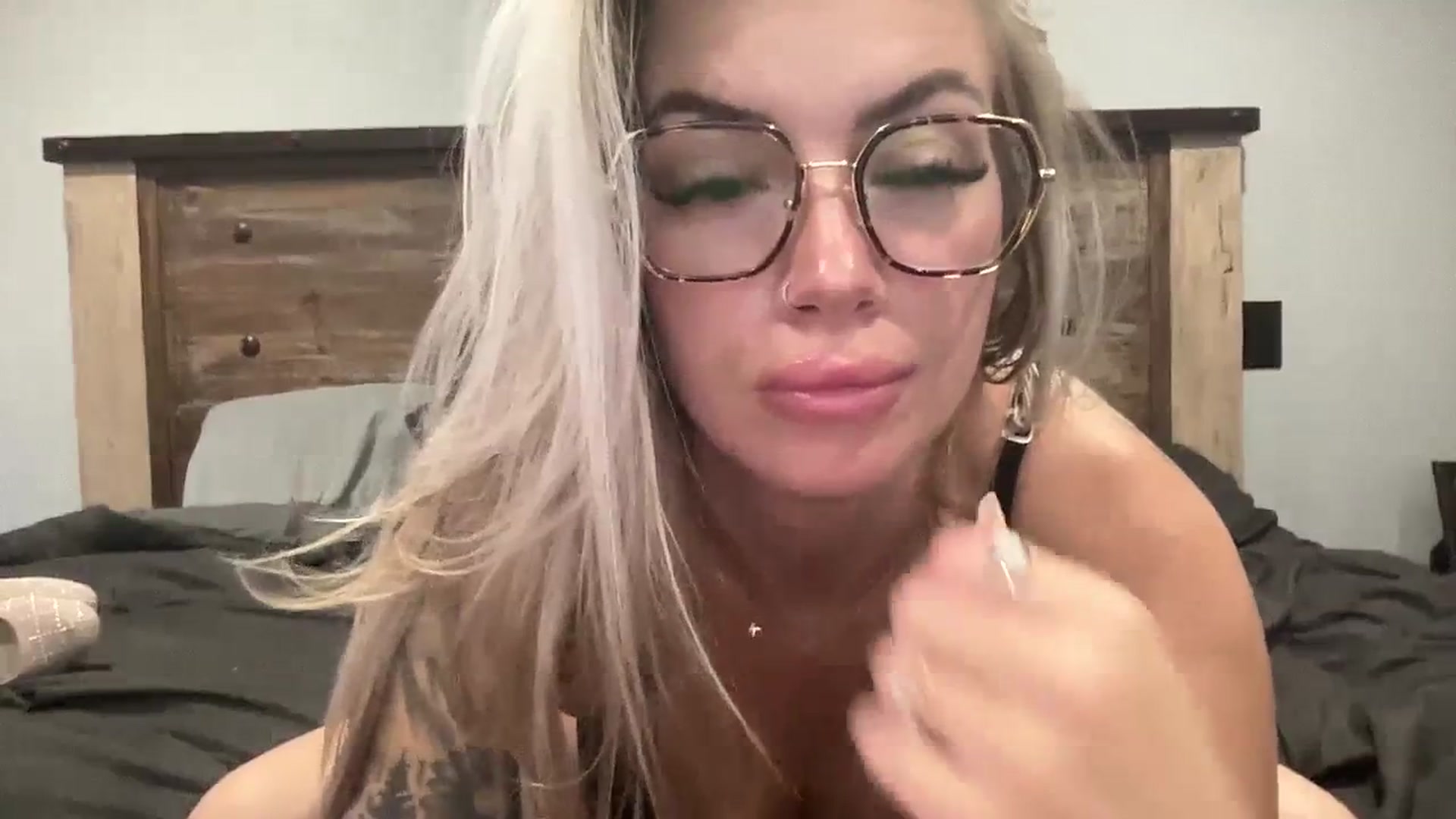 Gallery image thumbnail from Outlawsue_528's myfreecams stream on, 10/09/2023, 17:03 image 9 of 20