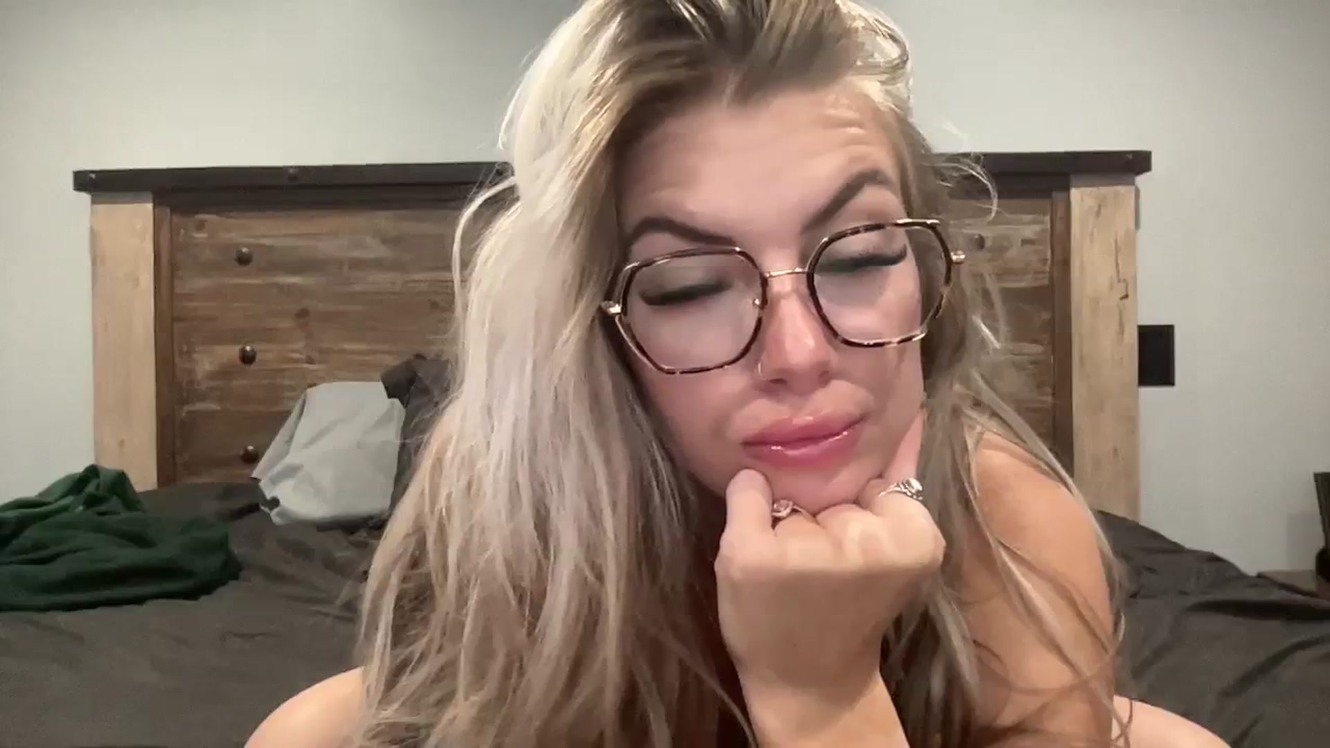 Gallery image thumbnail from Outlawsue_528's myfreecams stream on, 10/15/2023, 18:35 image 14 of 20