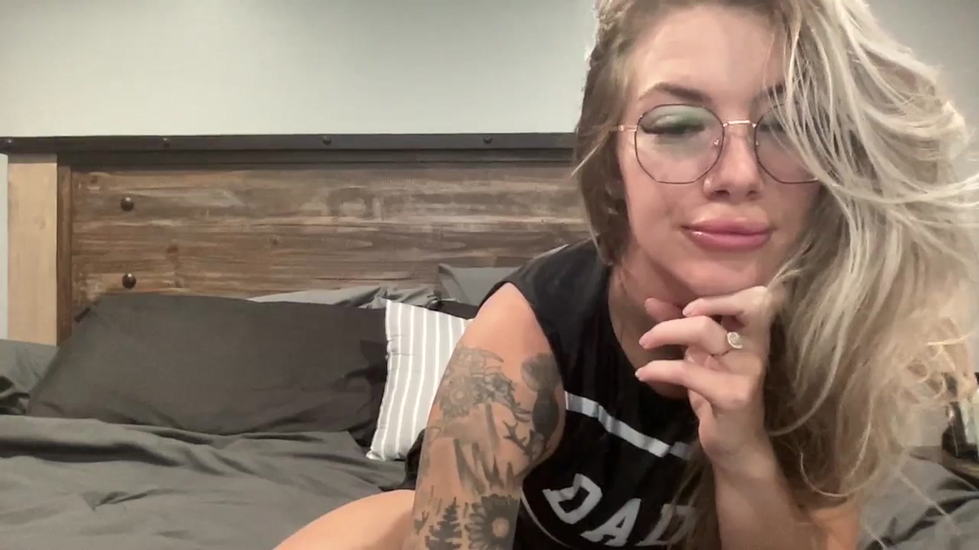 Gallery image thumbnail from Outlawsue_528's myfreecams stream on, 10/23/2023, 16:37 image 18 of 20