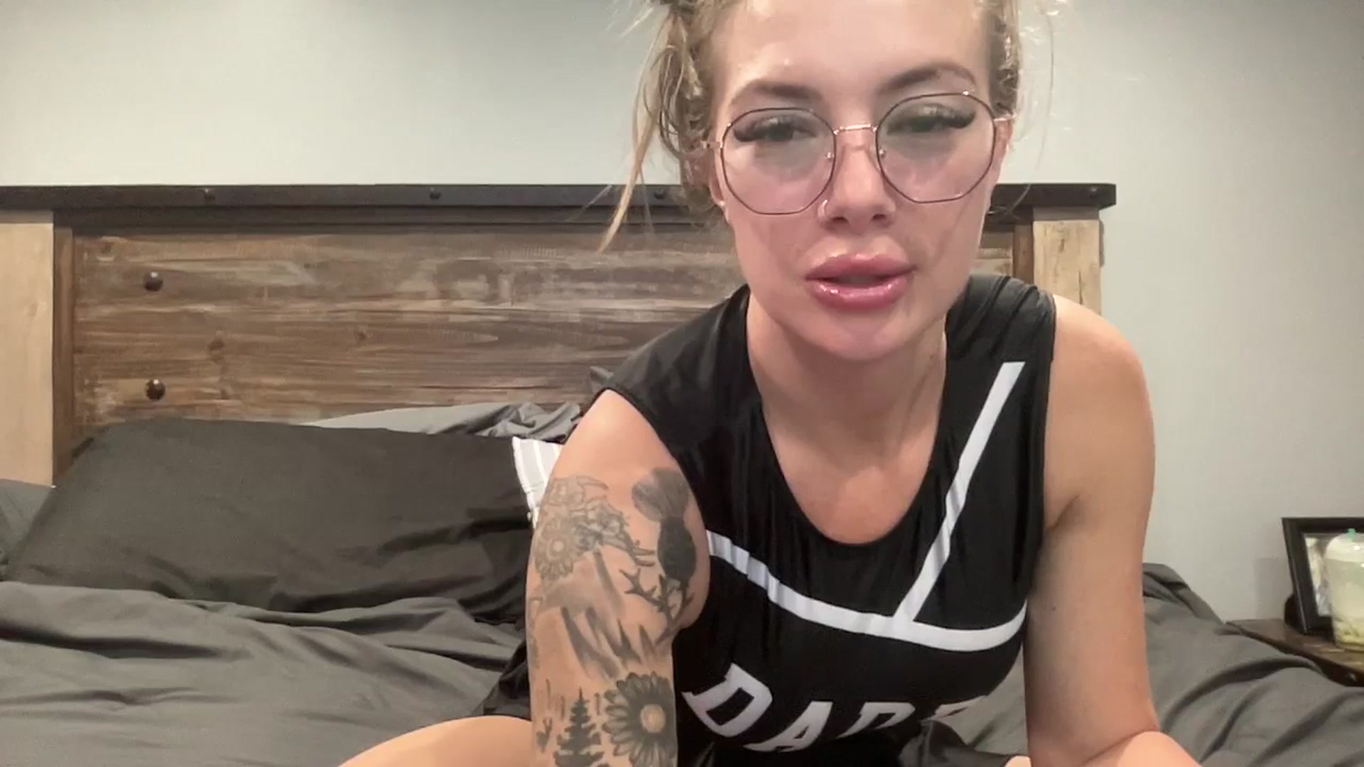 Gallery image thumbnail from Outlawsue_528's myfreecams stream on, 10/23/2023, 18:28 image 16 of 20