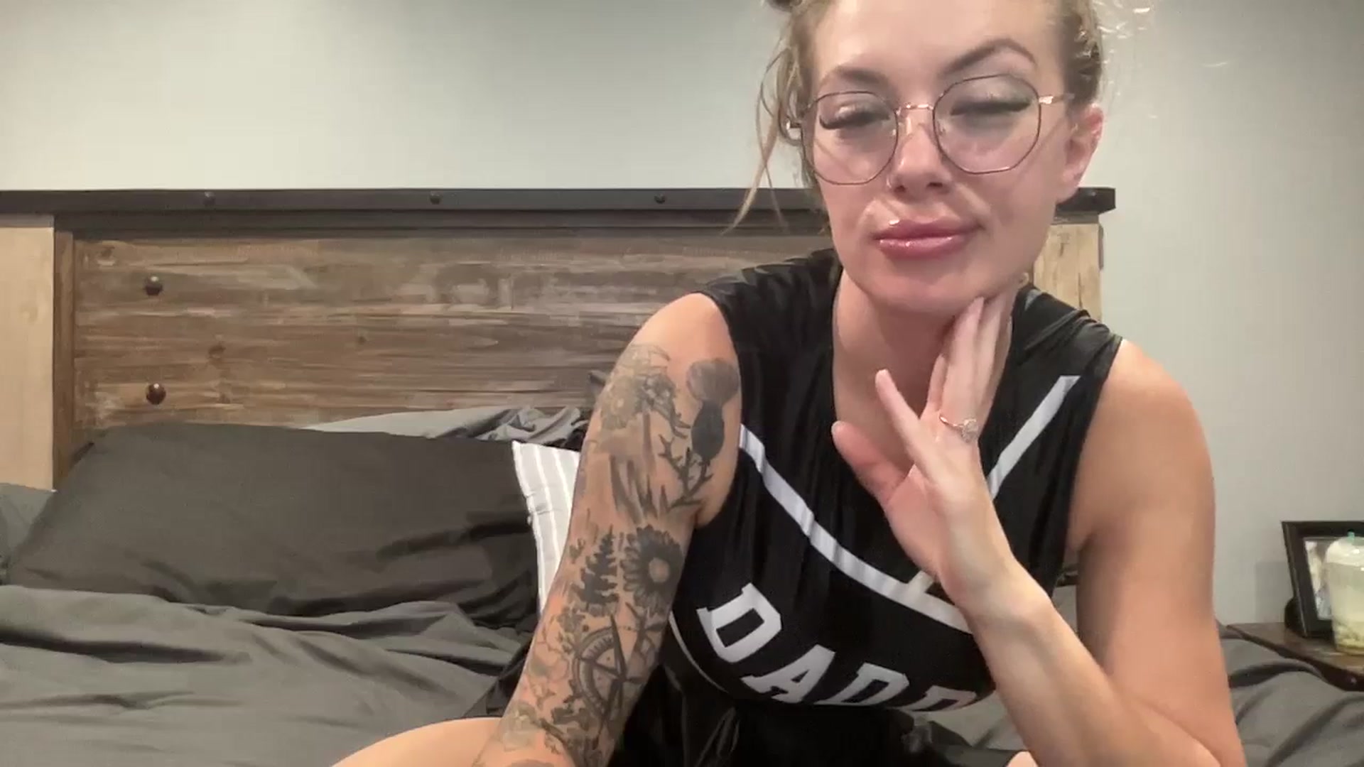 Gallery image thumbnail from Outlawsue_528's myfreecams stream on, 10/23/2023, 18:28 image 15 of 20