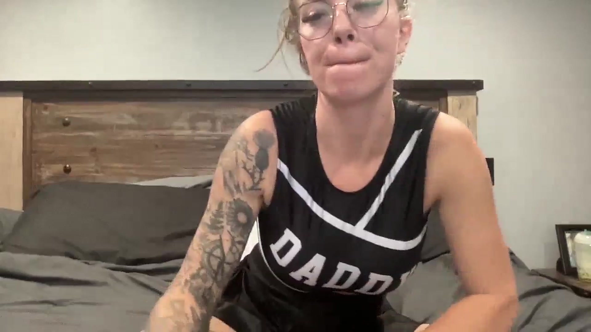 Gallery image thumbnail from Outlawsue_528's myfreecams stream on, 10/23/2023, 18:28 image 9 of 20