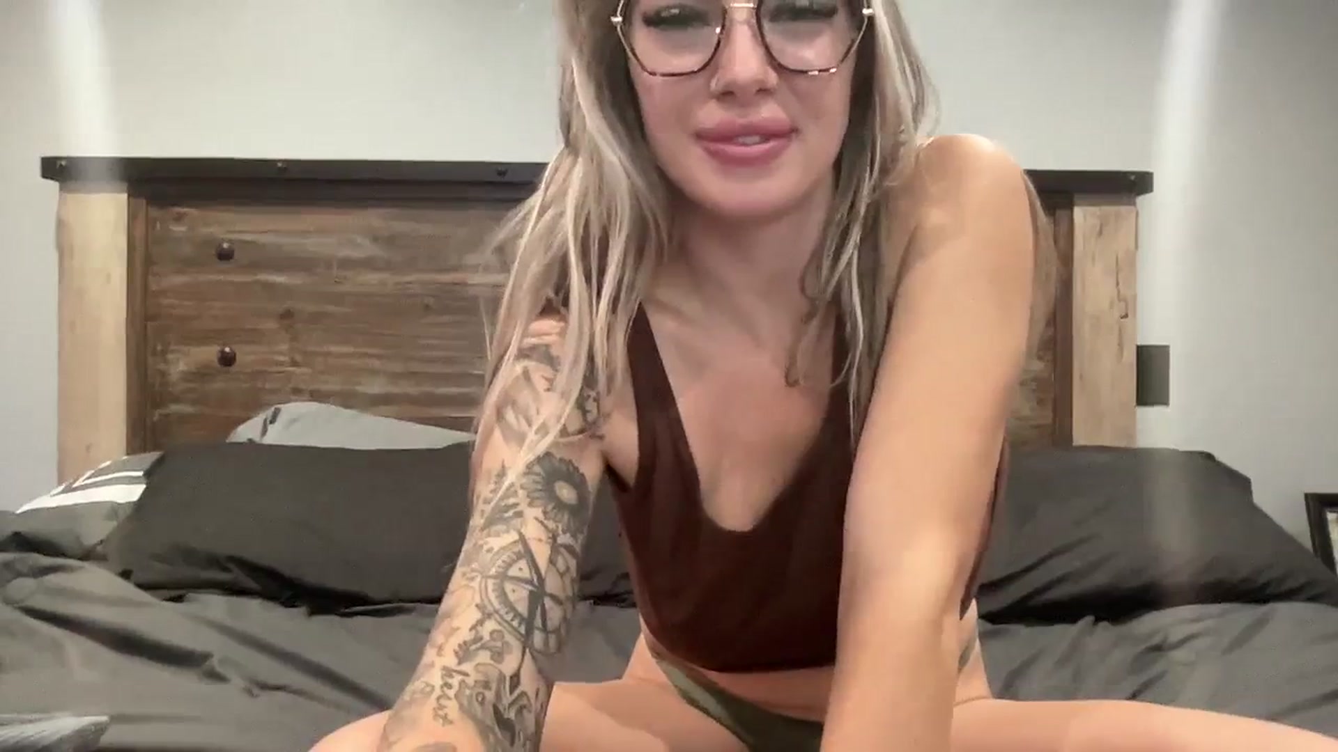 Gallery image thumbnail from Outlawsue_528's myfreecams stream on, 10/28/2023, 20:29 image 16 of 20