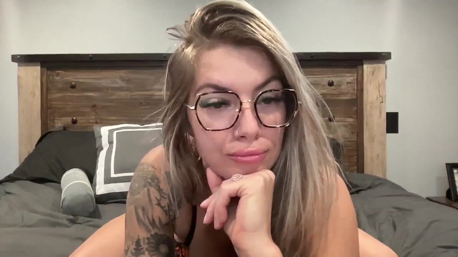 Gallery image thumbnail from Outlawsue_528's myfreecams stream on, 10/29/2023, 19:31 image 7 of 20
