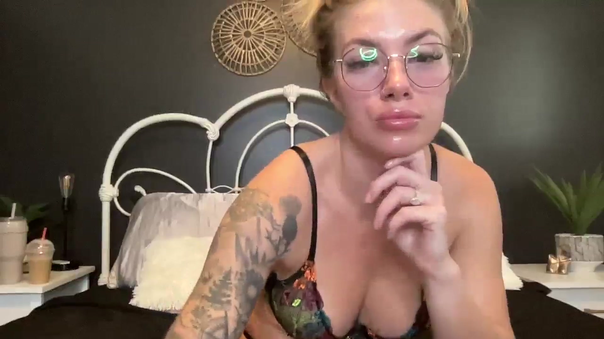 Gallery image thumbnail from Outlawsue_528's myfreecams stream on, 11/02/2023, 20:03 image 20 of 20