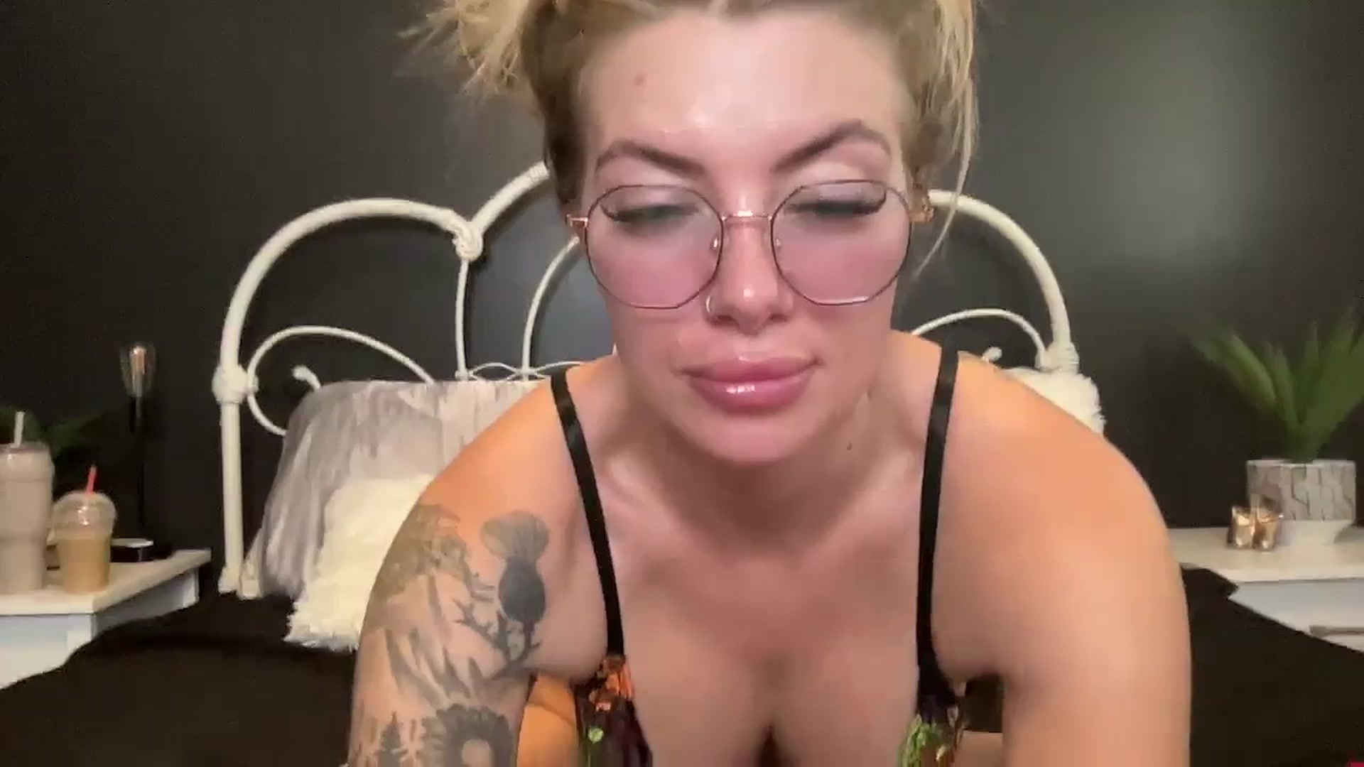 Gallery image thumbnail from Outlawsue_528's myfreecams stream on, 11/02/2023, 20:03 image 18 of 20