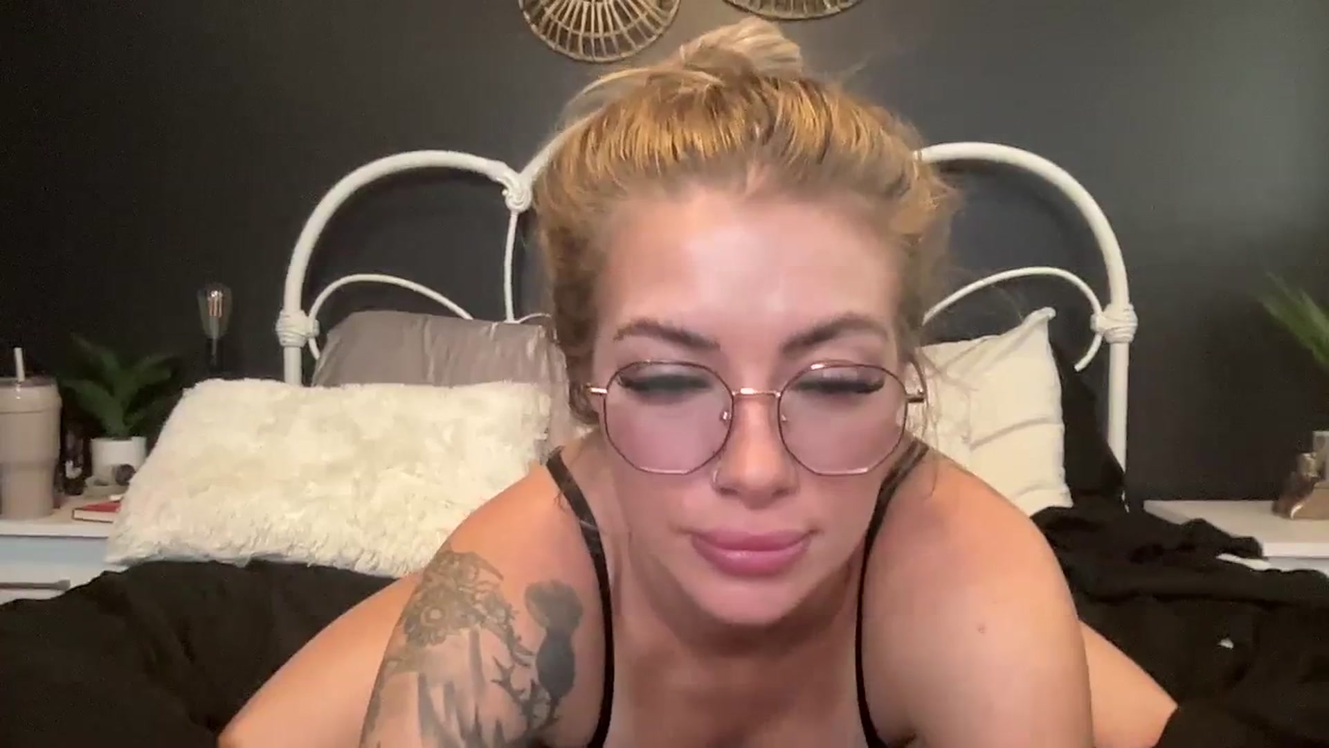 Gallery image thumbnail from Outlawsue_528's myfreecams stream on, 11/13/2023, 20:34 image 13 of 20