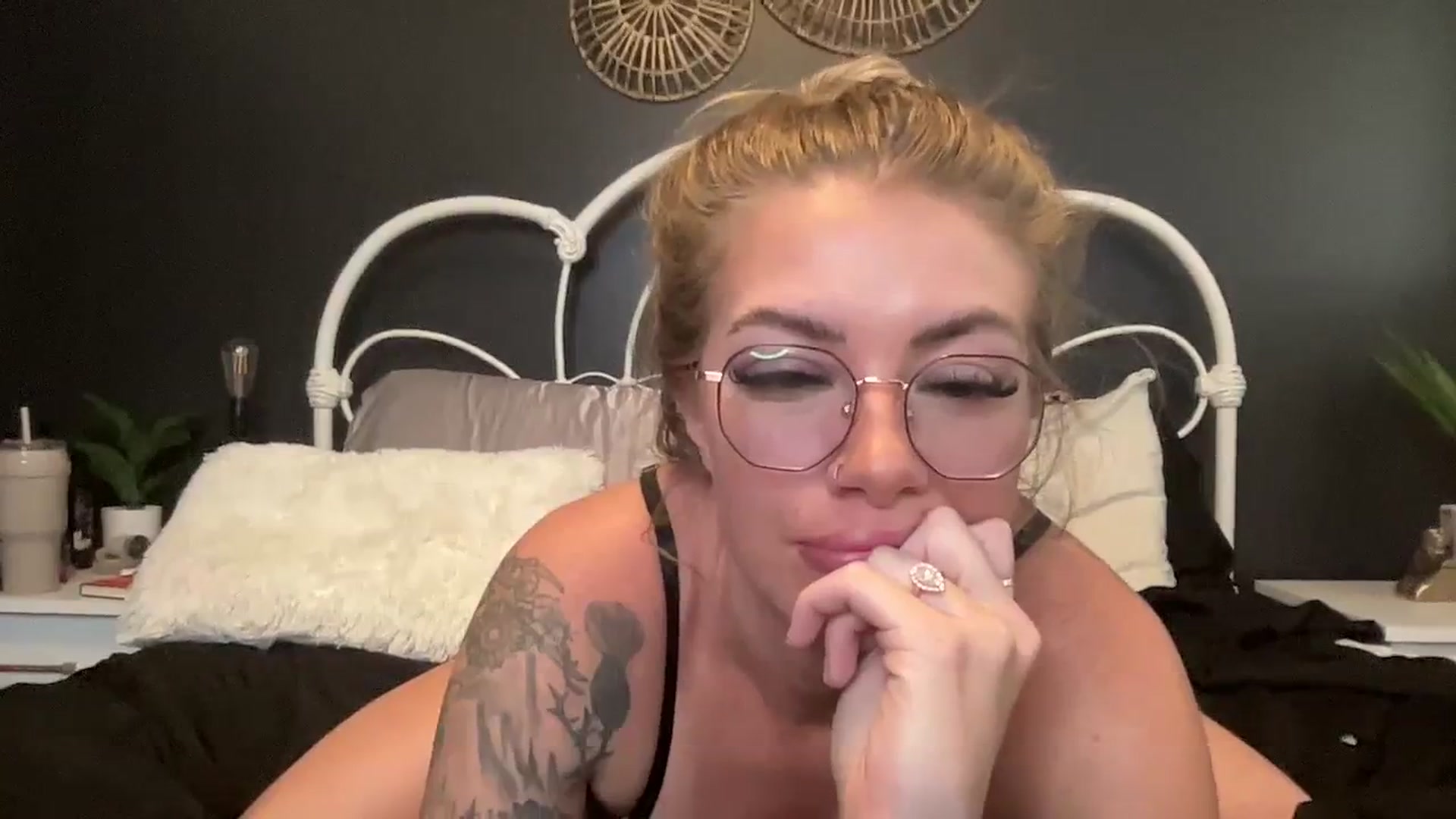 Gallery image thumbnail from Outlawsue_528's myfreecams stream on, 11/13/2023, 20:34 image 14 of 20