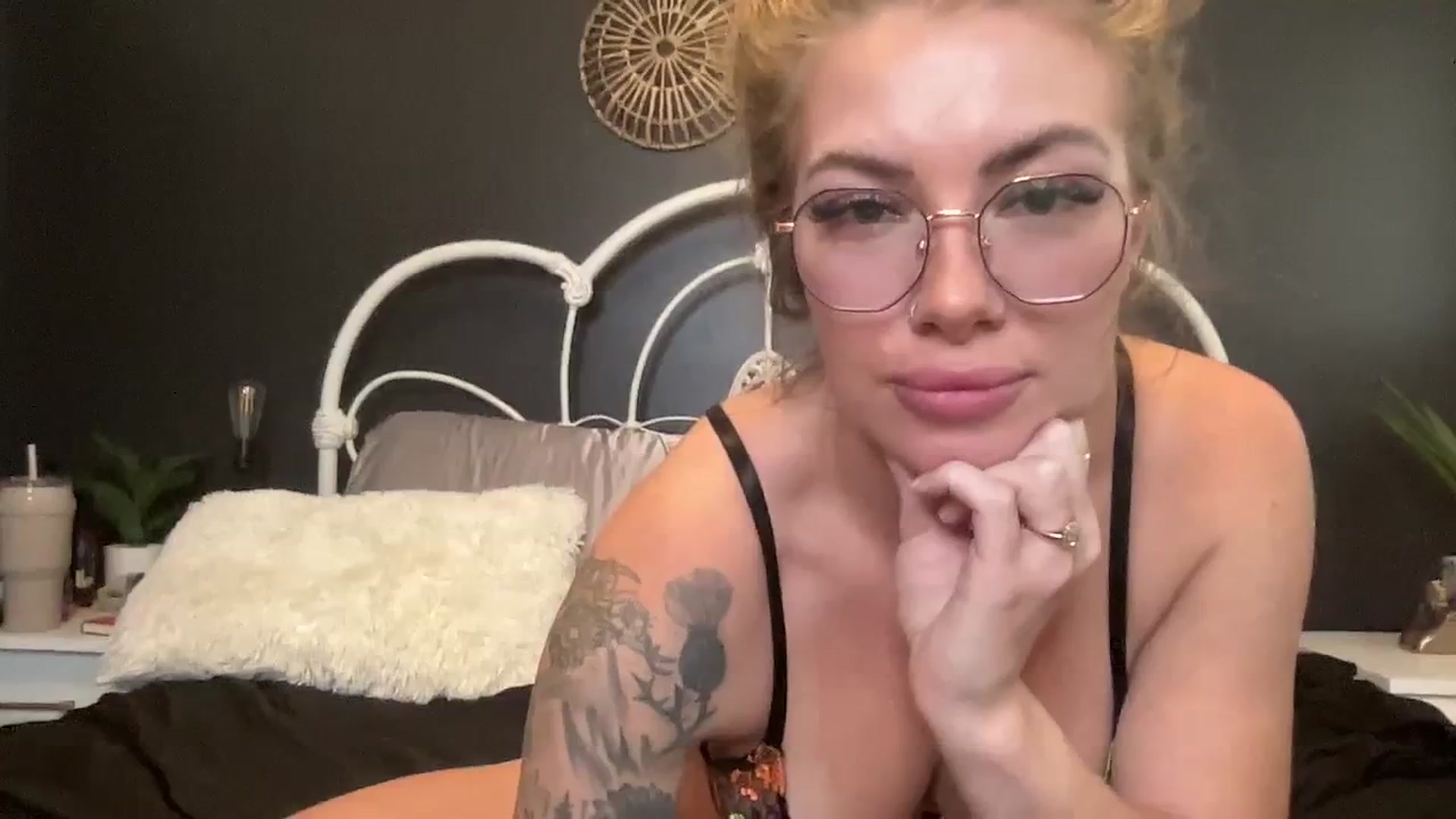 Gallery image thumbnail from Outlawsue_528's myfreecams stream on, 11/13/2023, 21:03 image 14 of 20