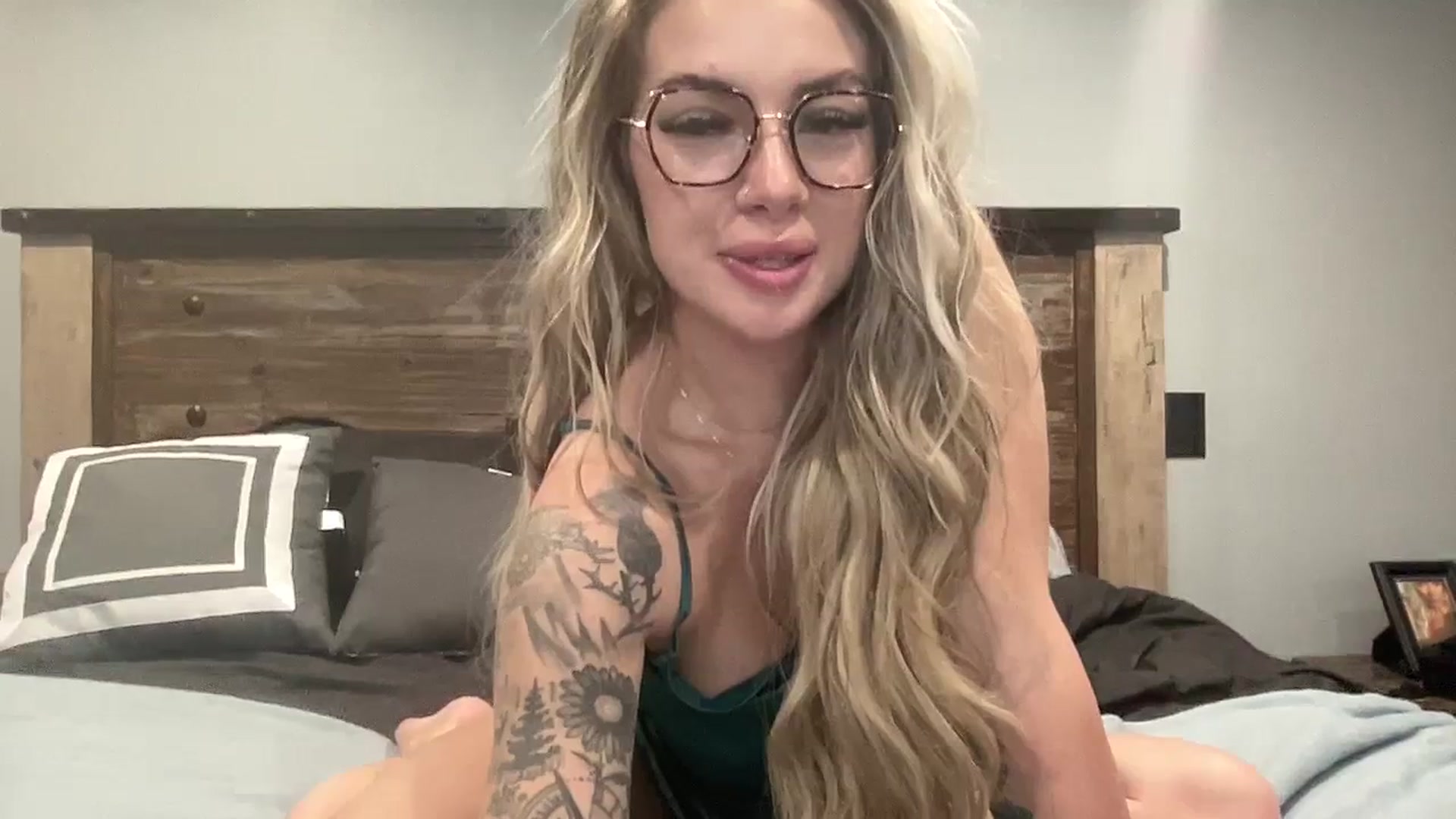 Gallery image thumbnail from Outlawsue_528's myfreecams stream on, 12/27/2023, 03:41 image 9 of 20