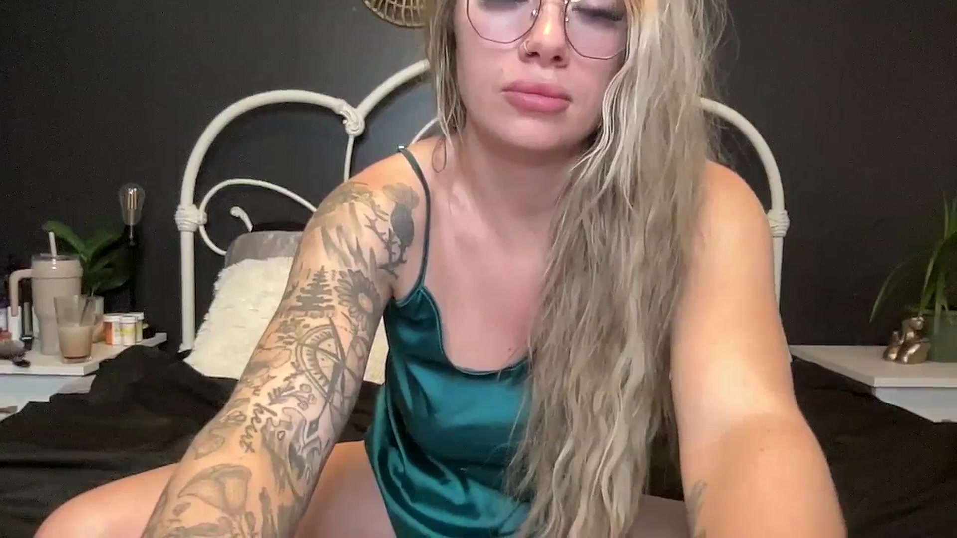 Gallery image thumbnail from Outlawsue_528's myfreecams stream on, 01/25/2024, 07:50 image 18 of 20