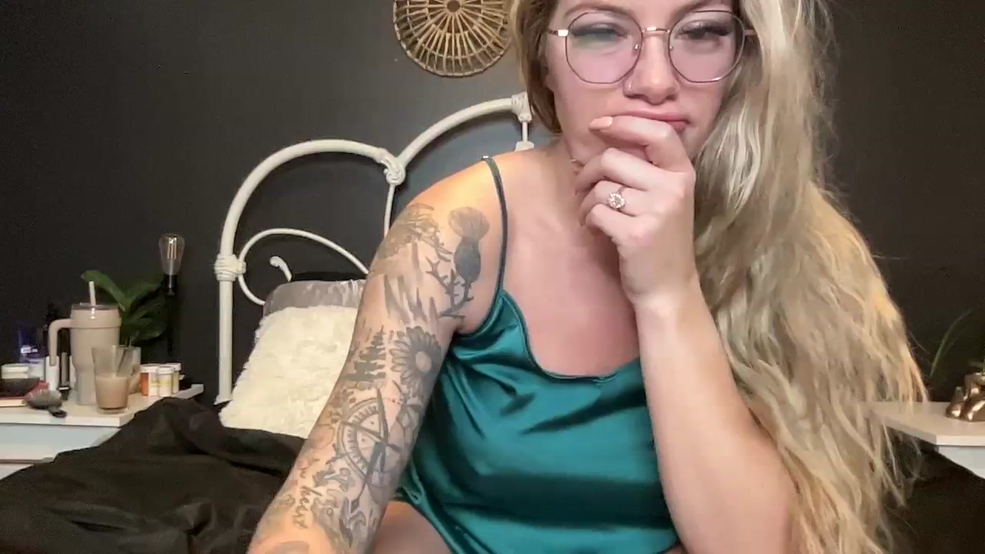 Gallery image thumbnail from Outlawsue_528's myfreecams stream on, 01/25/2024, 07:50 image 4 of 20