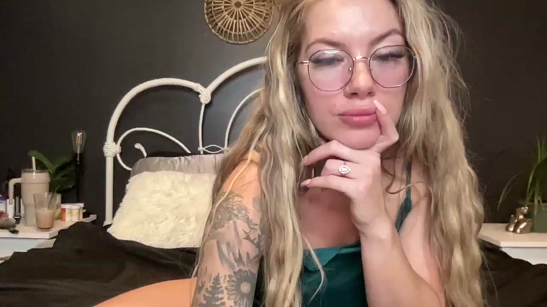 Gallery image thumbnail from Outlawsue_528's myfreecams stream on, 01/25/2024, 07:50 image 9 of 20