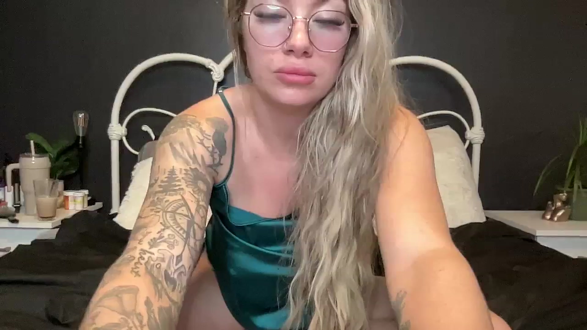 Gallery image thumbnail from Outlawsue_528's myfreecams stream on, 01/25/2024, 07:50 image 16 of 20