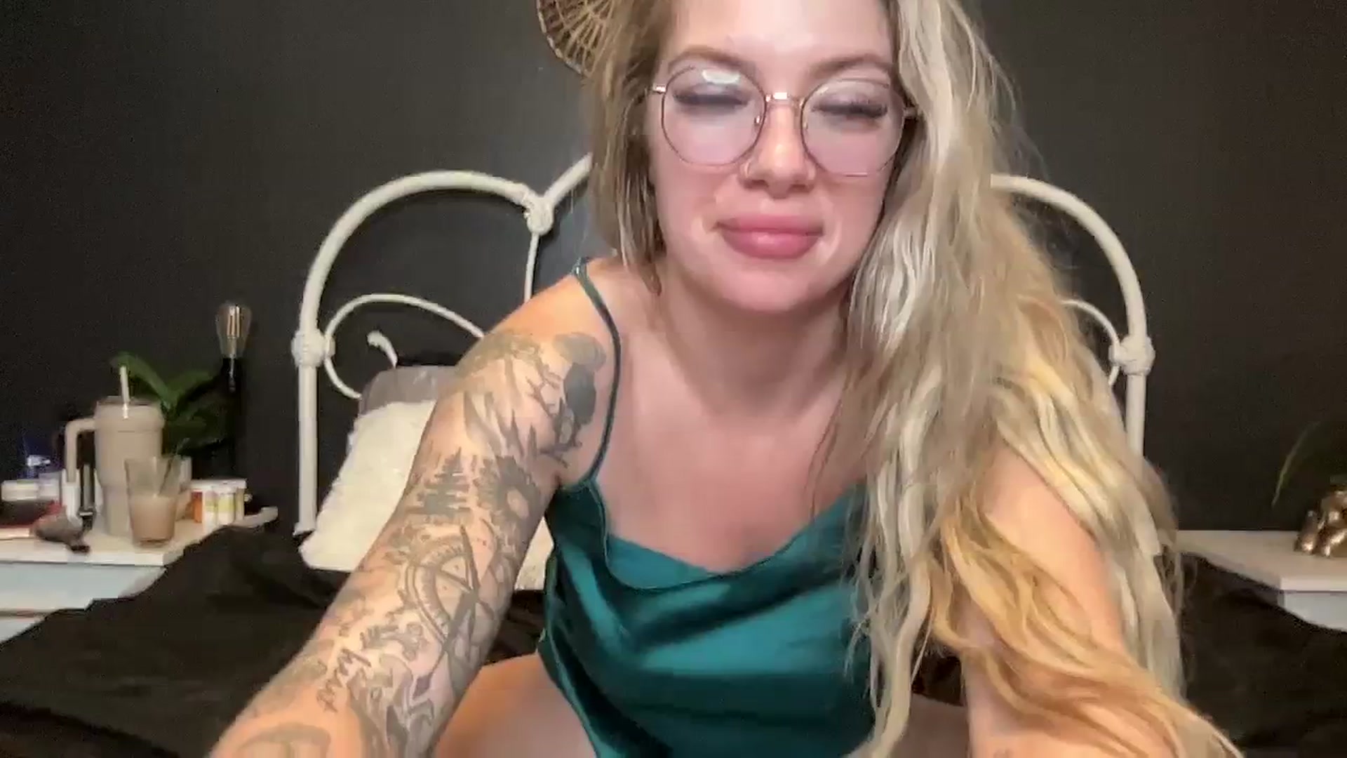 Gallery image thumbnail from Outlawsue_528's myfreecams stream on, 01/25/2024, 07:50 image 5 of 20