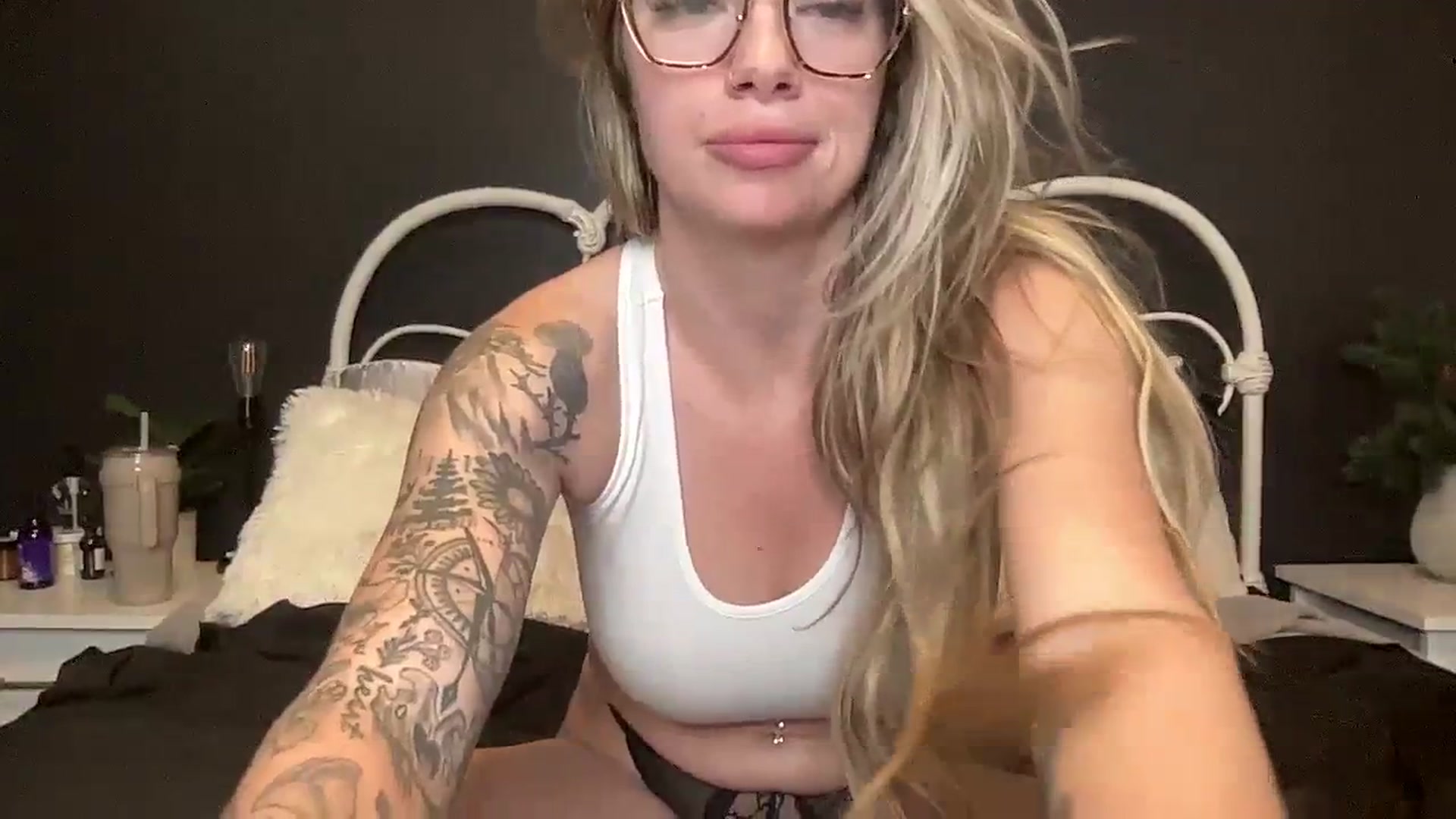 Gallery image thumbnail from Outlawsue_528's myfreecams stream on, 02/14/2024, 06:33 image 14 of 20