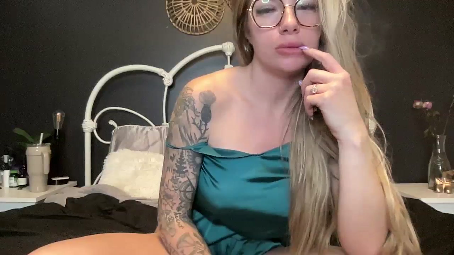 Gallery image thumbnail from Outlawsue_528's myfreecams stream on, 02/21/2024, 06:24 image 16 of 20