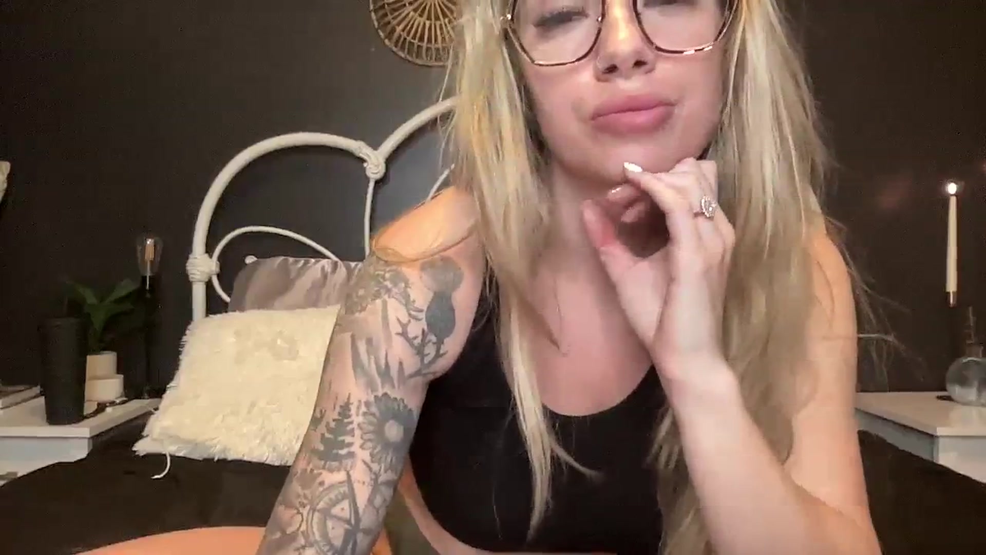 Gallery image thumbnail from Outlawsue_528's myfreecams stream on, 03/26/2024, 06:17 image 12 of 20