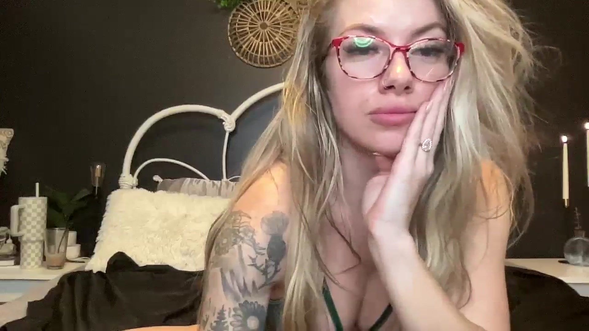 Gallery image thumbnail from Outlawsue_528's myfreecams stream on, 03/29/2024, 06:32 image 17 of 20