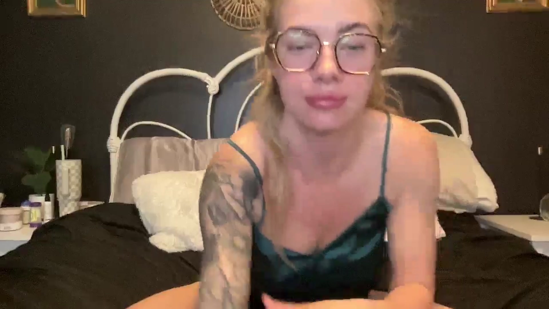 Gallery image thumbnail from Outlawsue_528's myfreecams stream on, 05/31/2024, 06:27 image 18 of 20