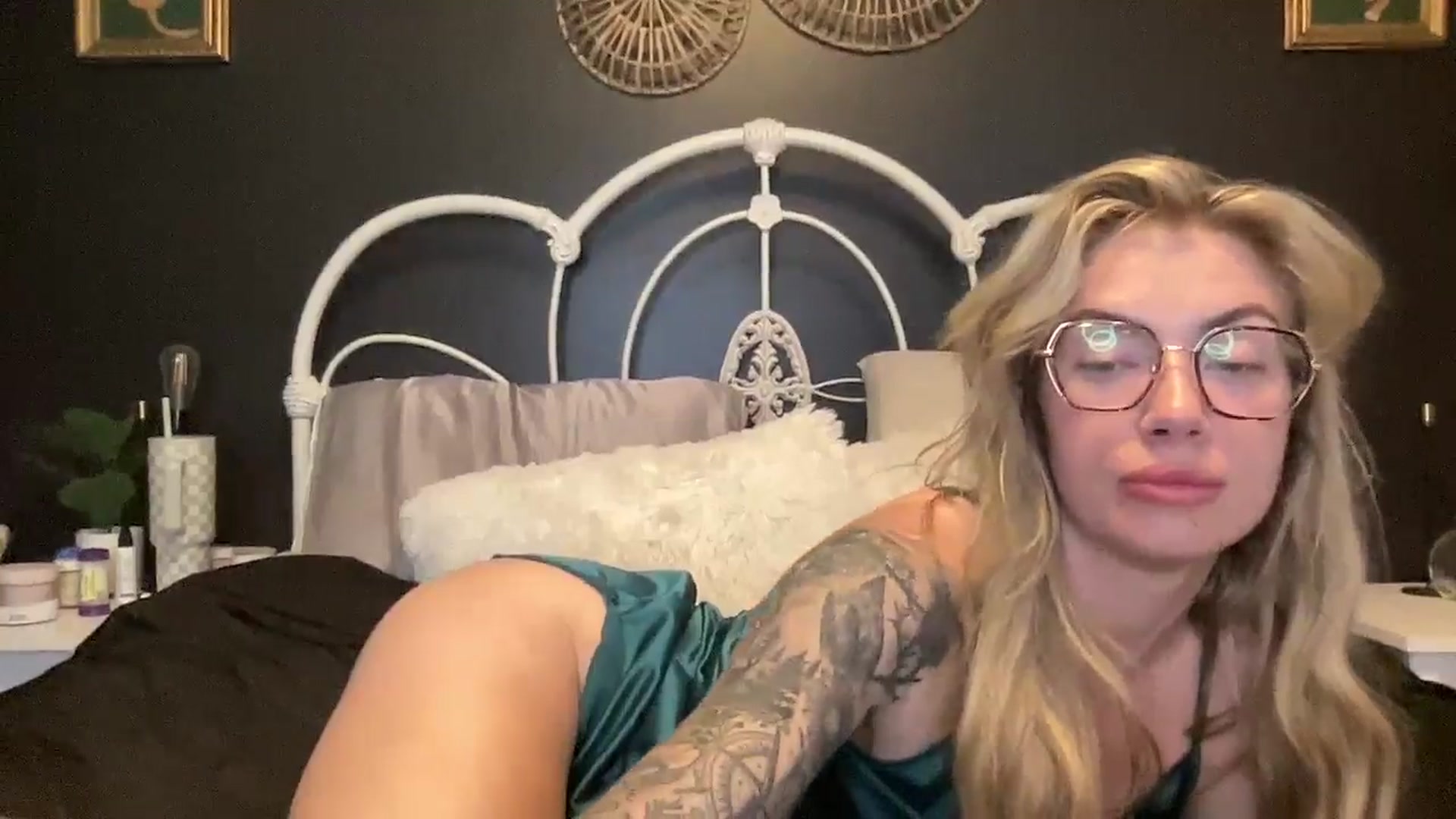 Gallery image thumbnail from Outlawsue_528's myfreecams stream on, 05/31/2024, 06:27 image 6 of 20
