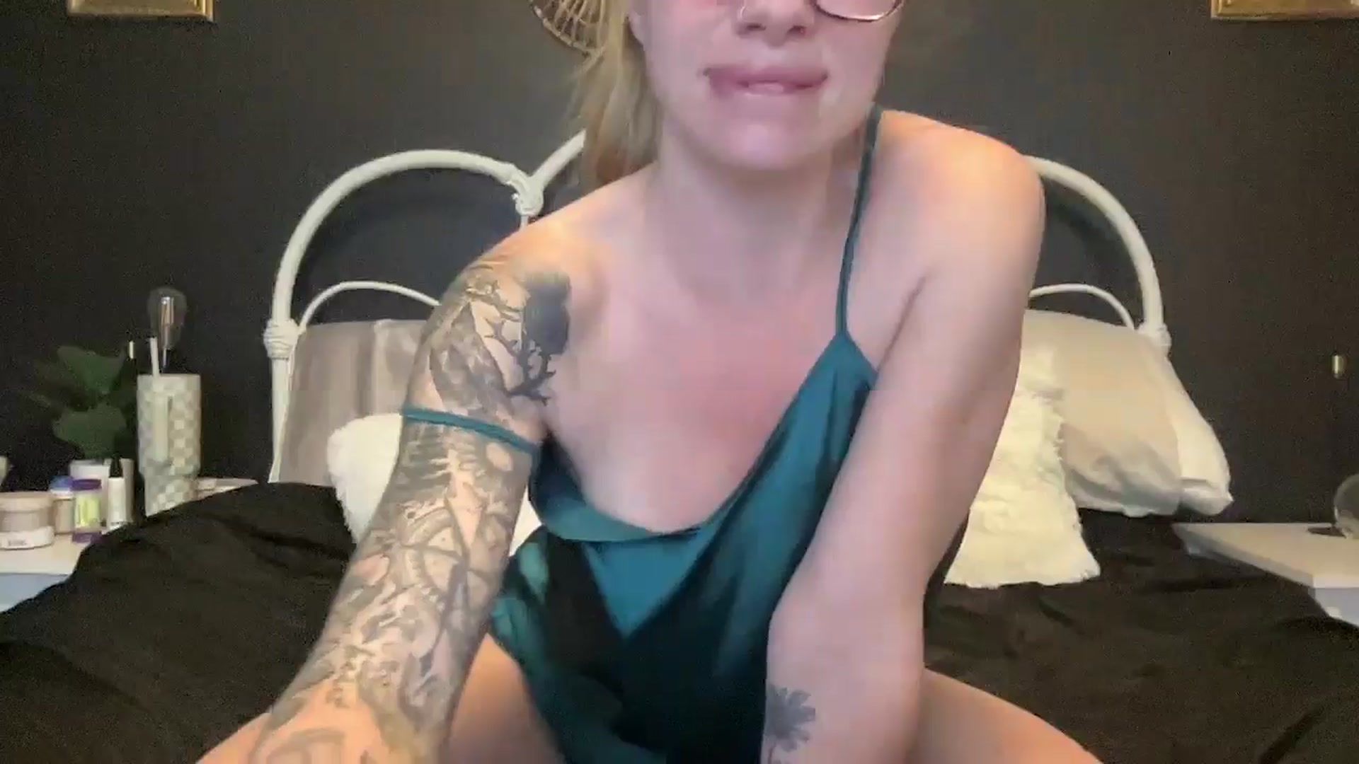 Gallery image thumbnail from Outlawsue_528's myfreecams stream on, 05/31/2024, 06:27 image 13 of 20