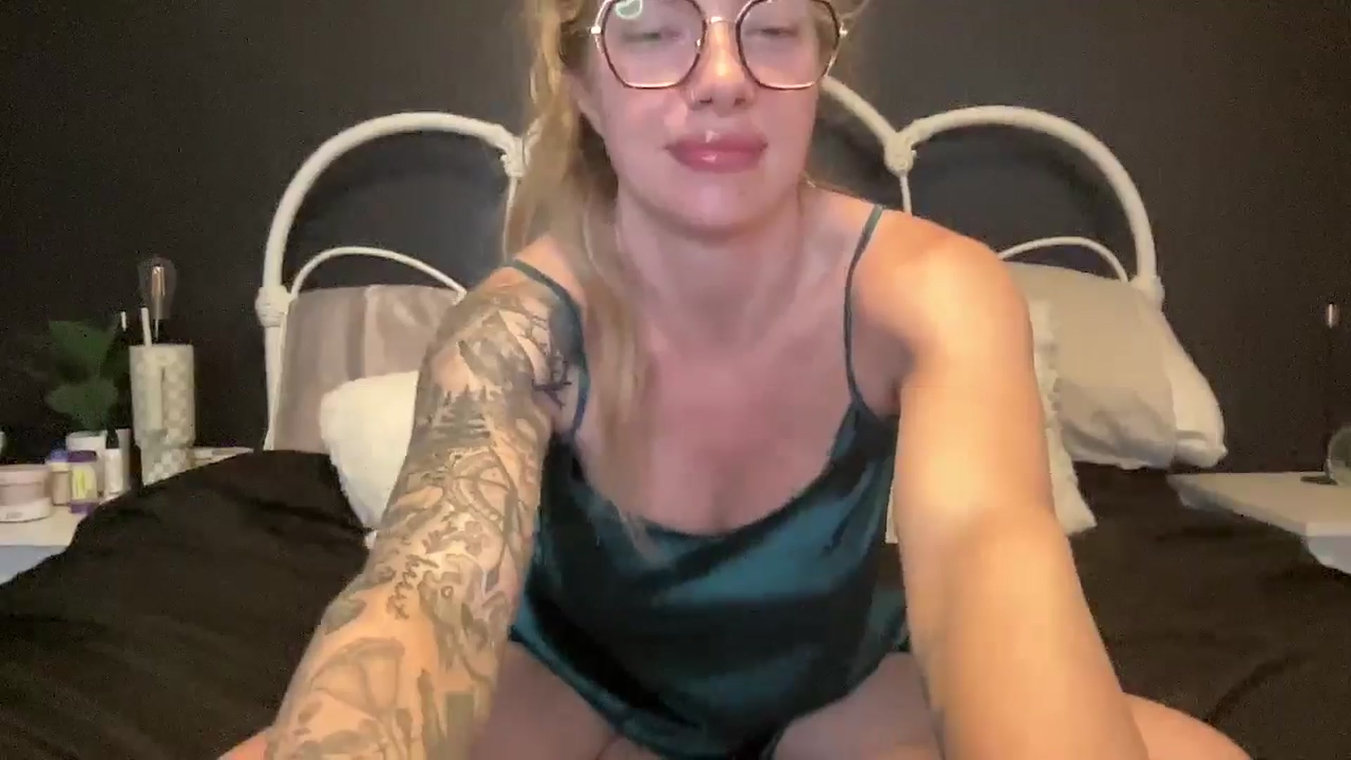 Gallery image thumbnail from Outlawsue_528's myfreecams stream on, 05/31/2024, 06:27 image 17 of 20