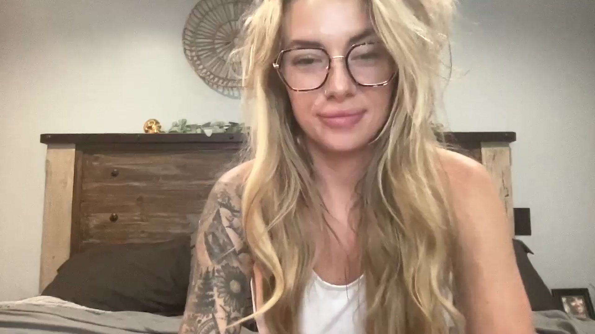 Gallery image thumbnail from Outlawsue_528's myfreecams stream on, 07/25/2024, 06:53 image 18 of 20