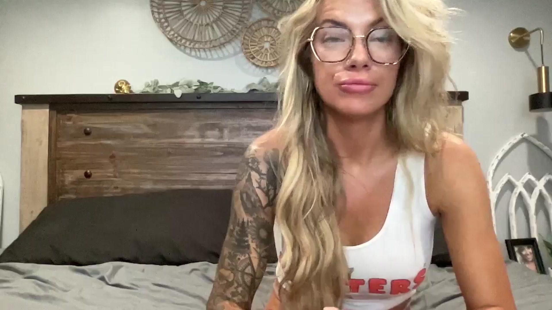 Gallery image thumbnail from Outlawsue_528's myfreecams stream on, 07/29/2024, 07:05 image 15 of 20