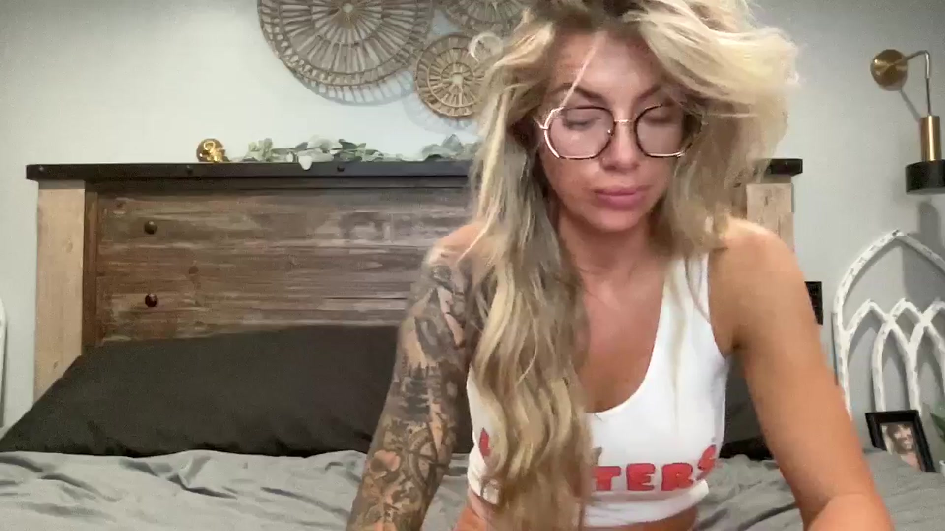 Gallery image thumbnail from Outlawsue_528's myfreecams stream on, 07/29/2024, 07:05 image 10 of 20
