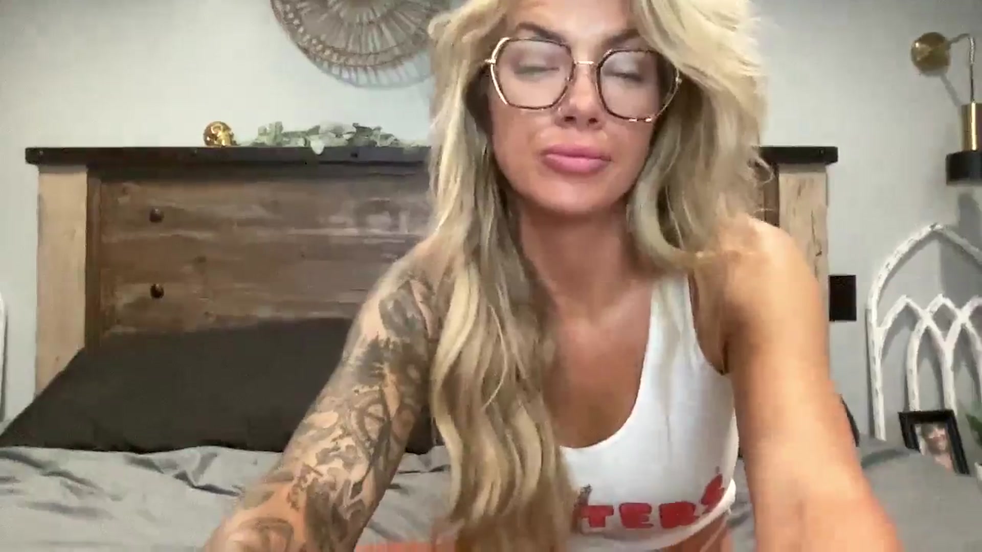 Gallery image thumbnail from Outlawsue_528's myfreecams stream on, 07/29/2024, 07:05 image 13 of 20