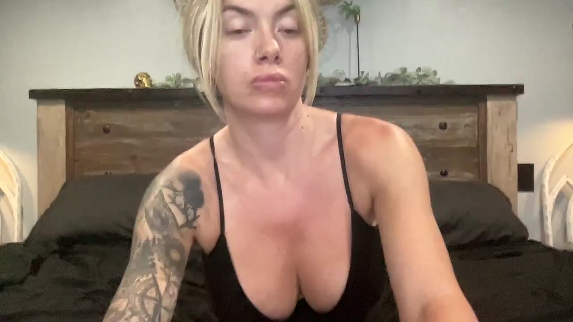 Gallery image thumbnail from Outlawsue_528's myfreecams stream on, 08/06/2024, 06:39 image 10 of 20