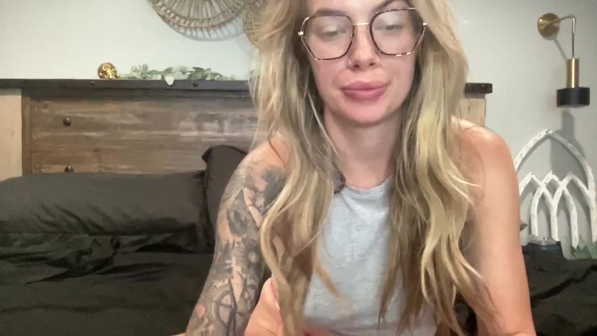 Gallery image thumbnail from Outlawsue_528's myfreecams stream on, 08/10/2024, 07:17 image 15 of 20