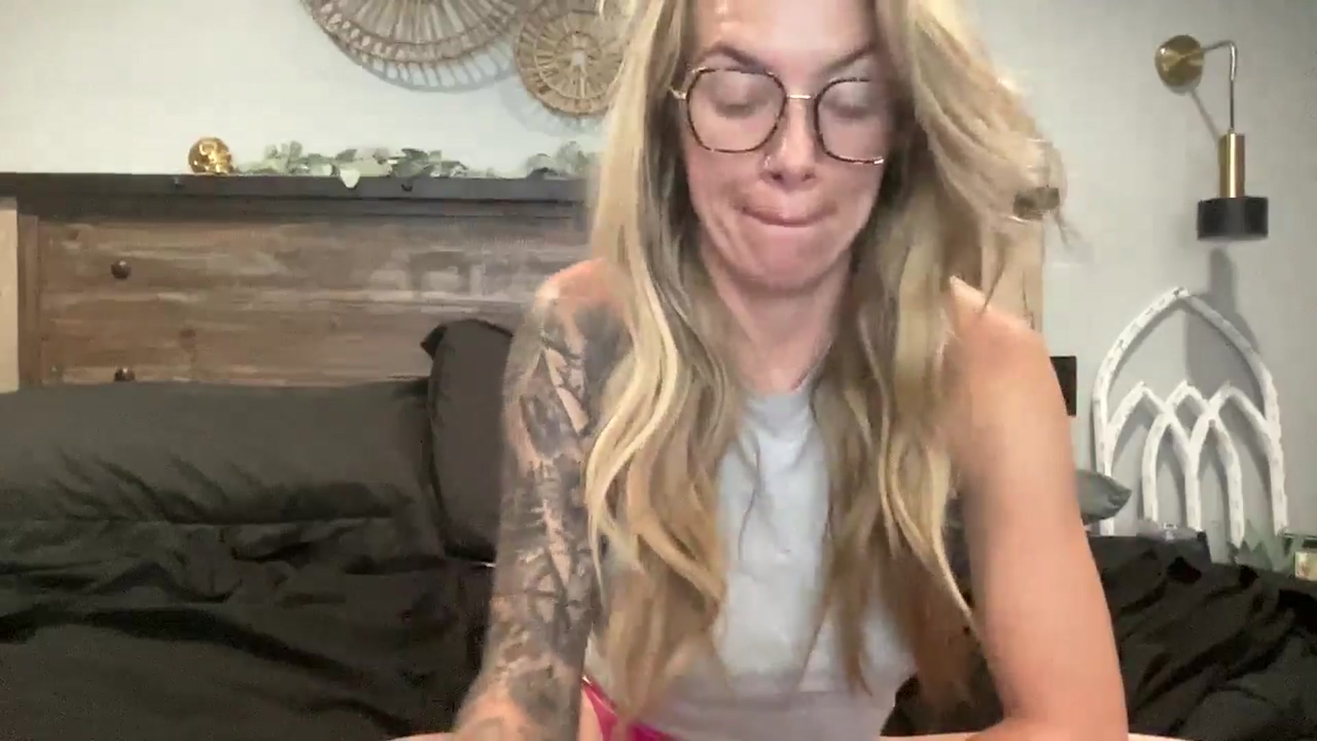 Gallery image thumbnail from Outlawsue_528's myfreecams stream on, 08/10/2024, 08:26 image 5 of 20
