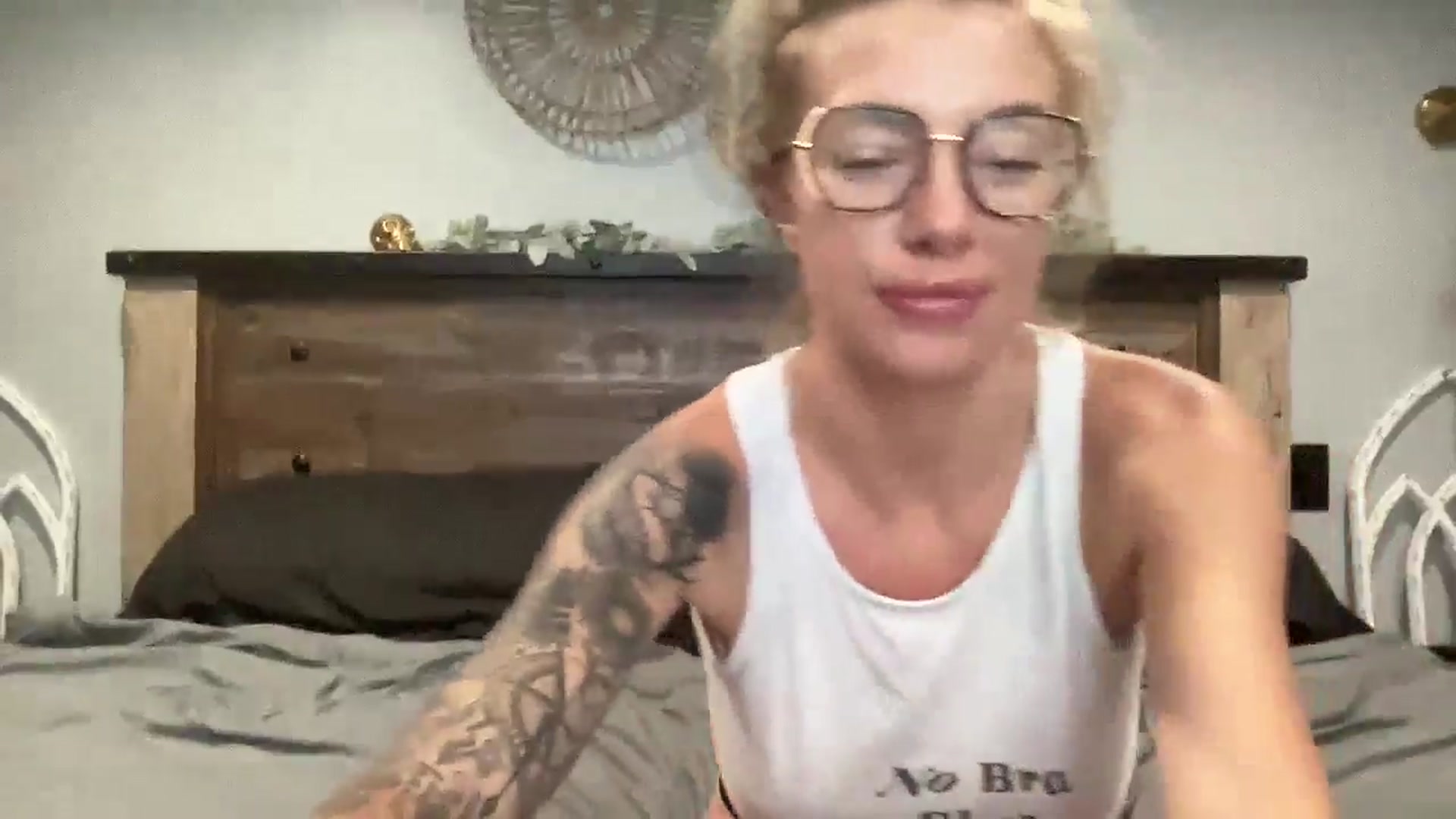 Gallery image thumbnail from Outlawsue_528's myfreecams stream on, 08/14/2024, 05:38 image 9 of 20