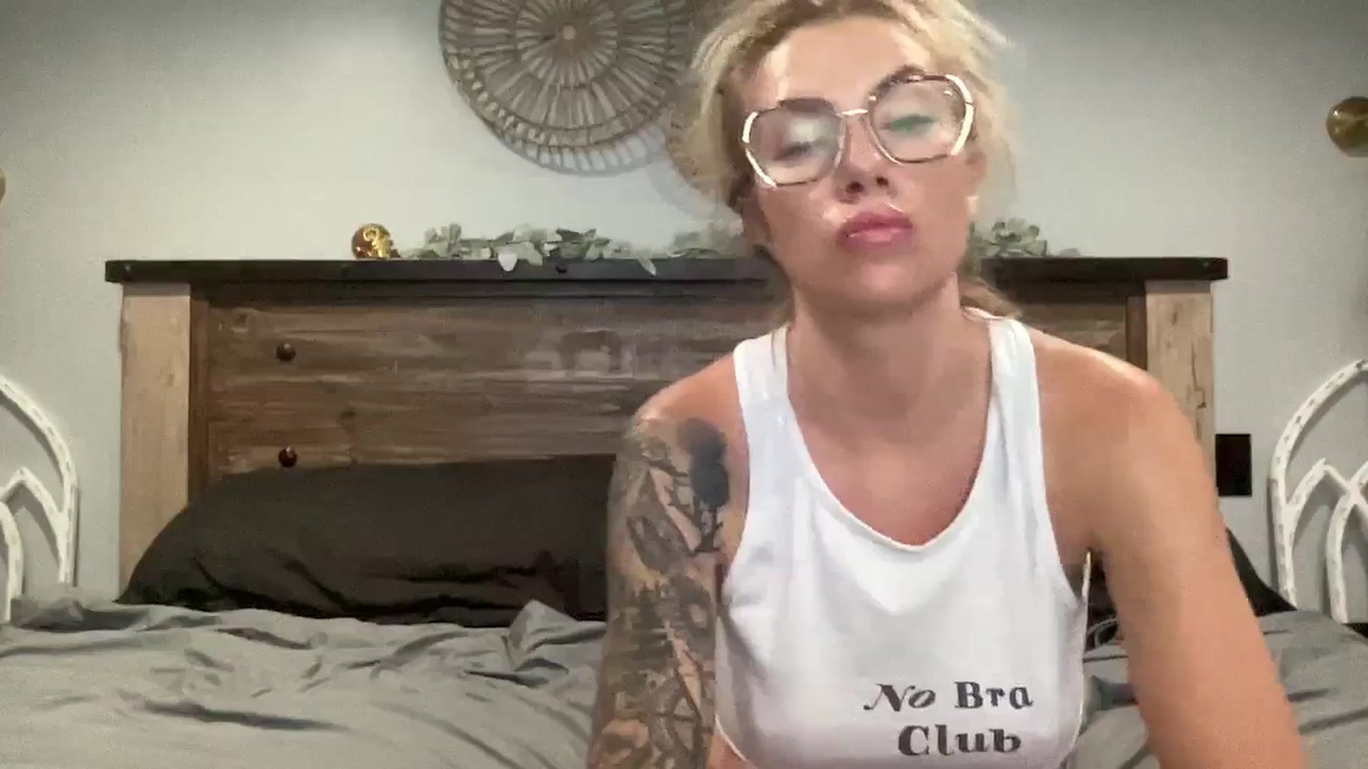 Gallery image thumbnail from Outlawsue_528's myfreecams stream on, 08/14/2024, 05:38 image 14 of 20