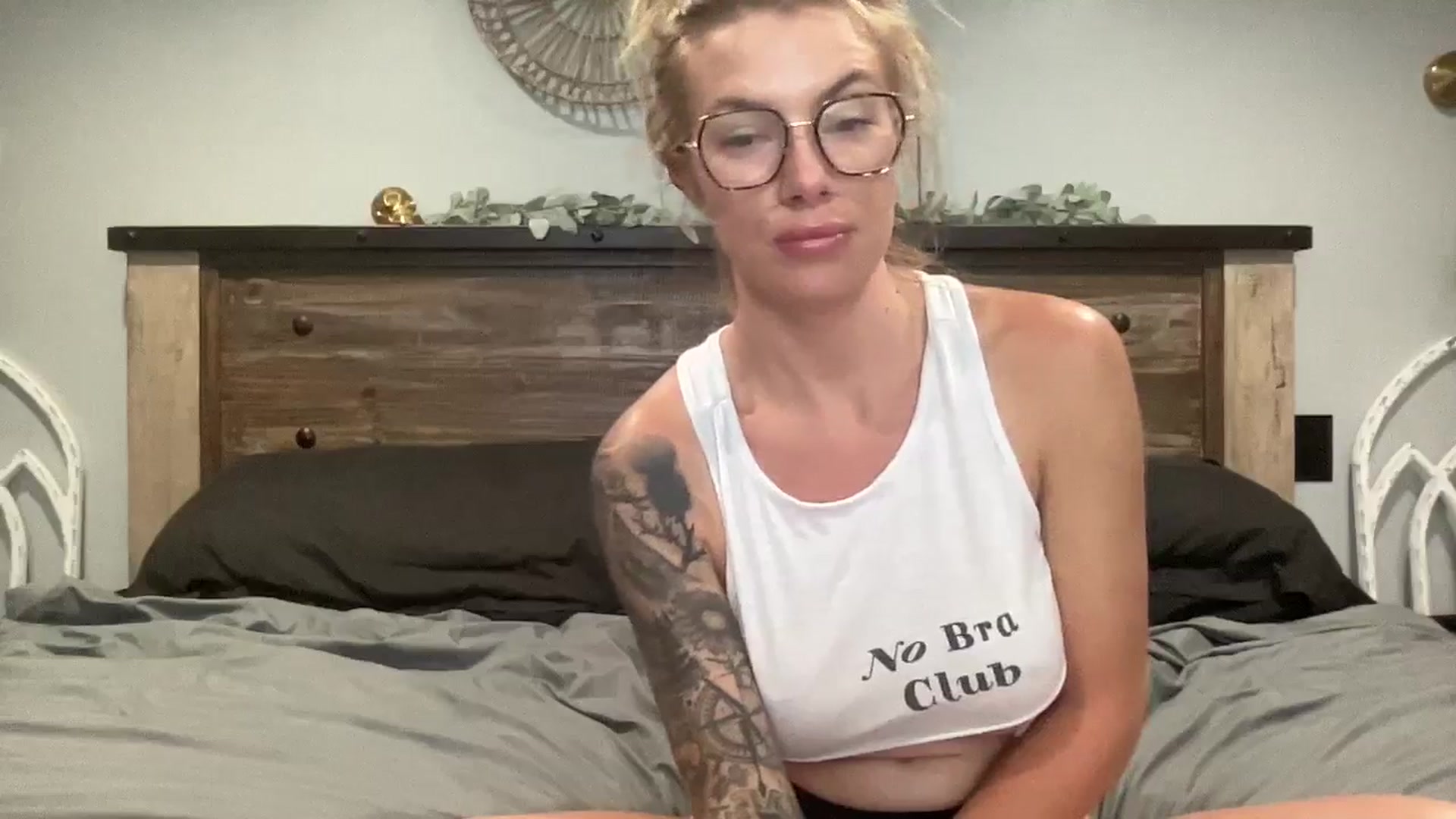 Gallery image thumbnail from Outlawsue_528's myfreecams stream on, 08/14/2024, 05:38 image 2 of 20