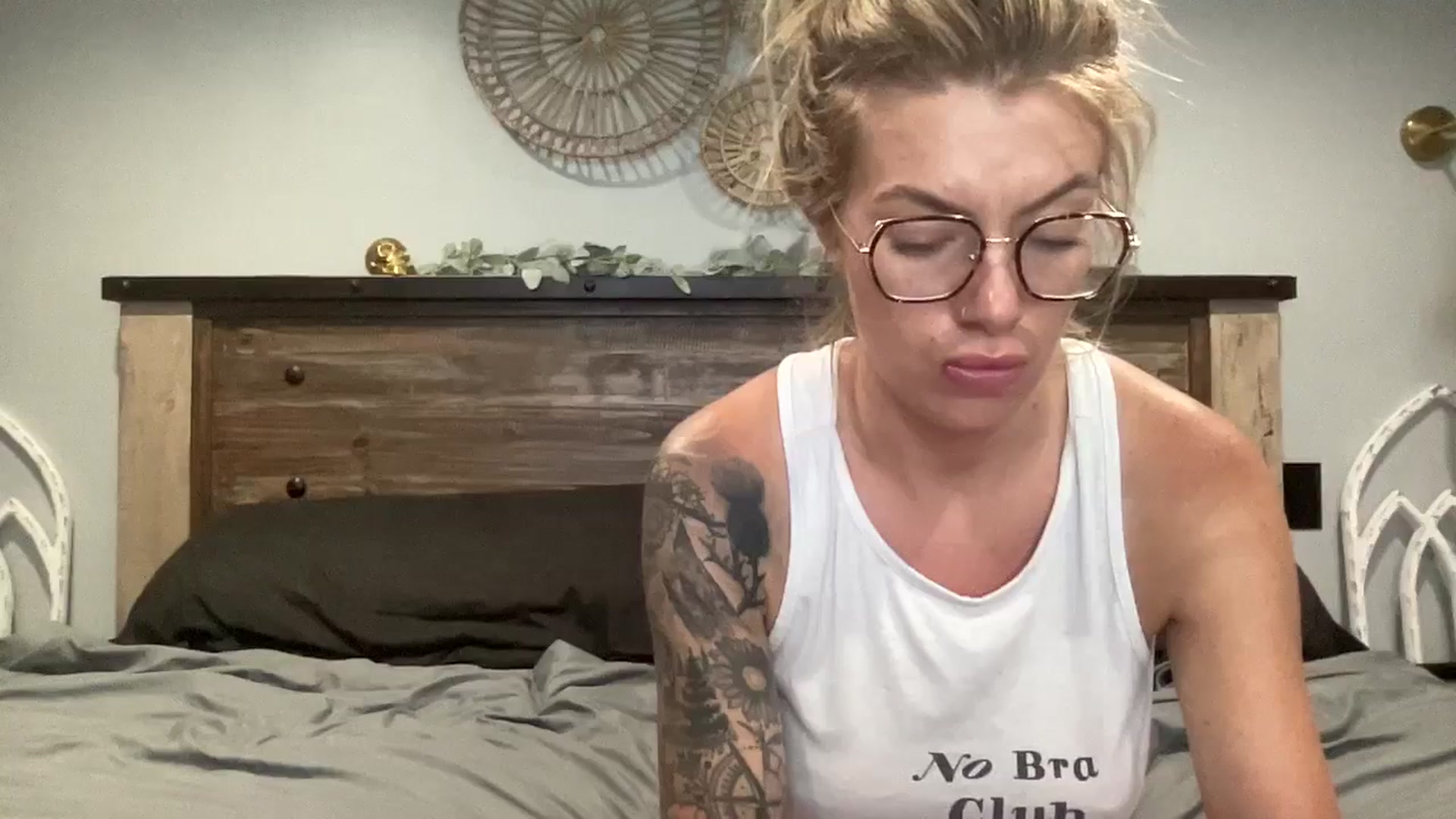 Gallery image thumbnail from Outlawsue_528's myfreecams stream on, 08/14/2024, 05:38 image 18 of 20
