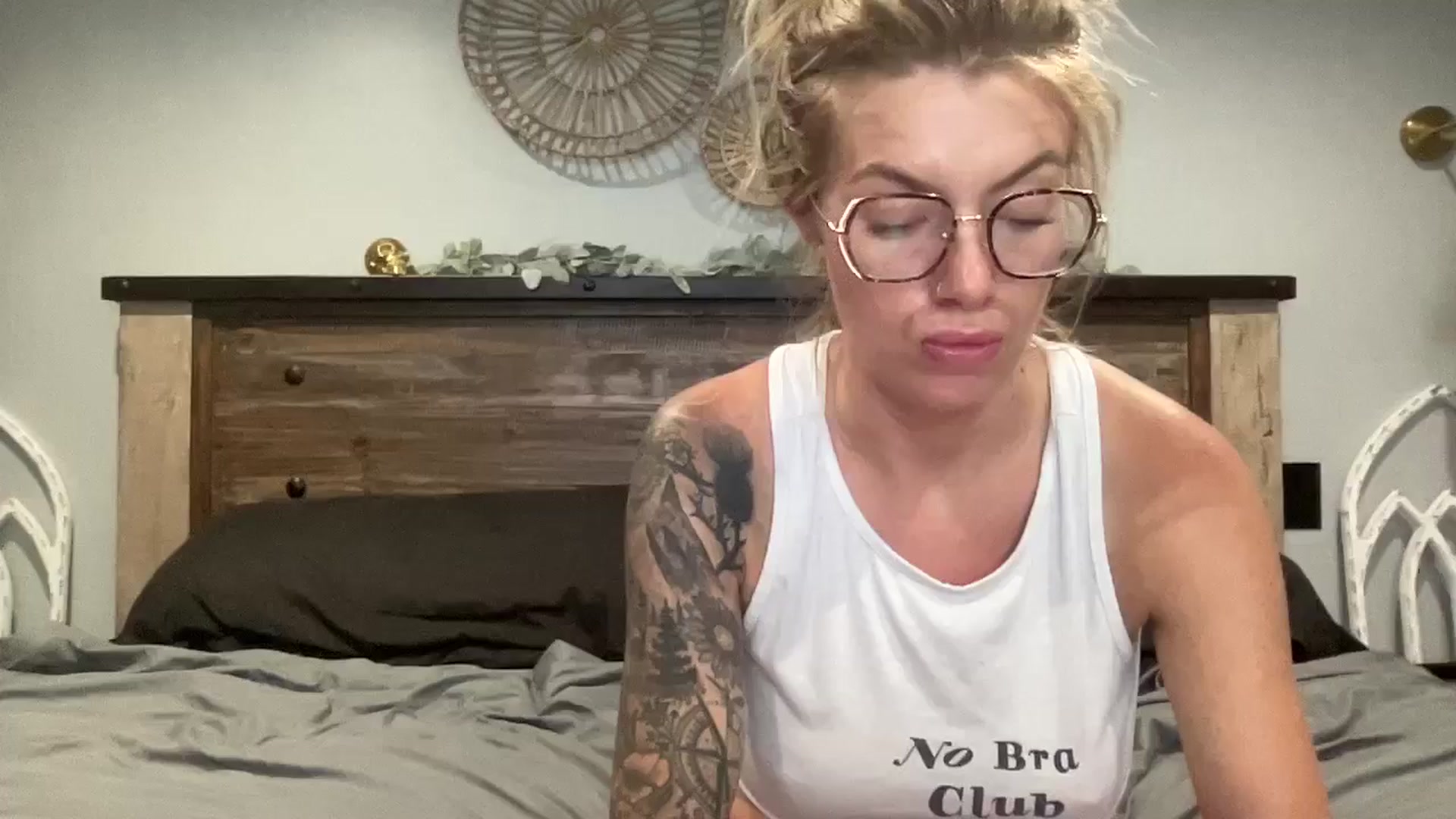 Gallery image thumbnail from Outlawsue_528's myfreecams stream on, 08/14/2024, 05:38 image 19 of 20