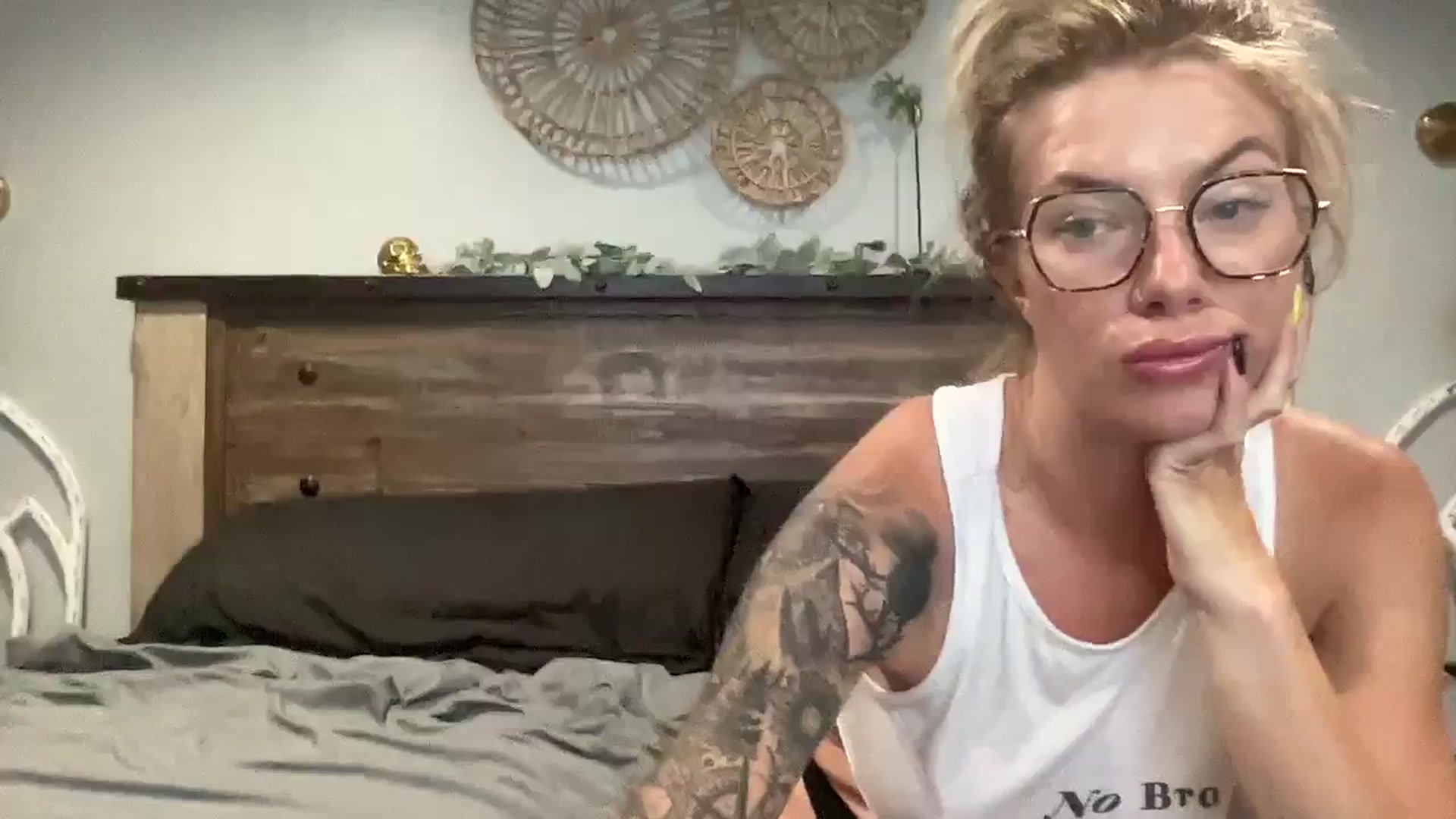 Gallery image thumbnail from Outlawsue_528's myfreecams stream on, 08/14/2024, 05:38 image 5 of 20