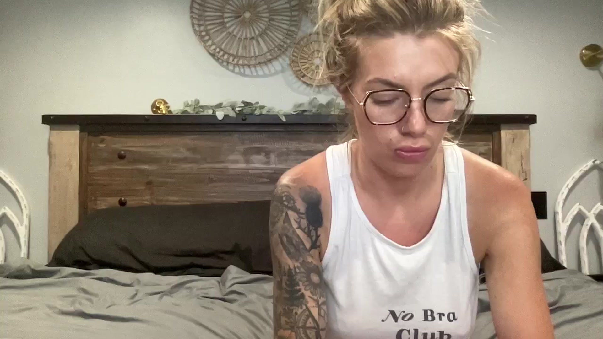 Gallery image thumbnail from Outlawsue_528's myfreecams stream on, 08/14/2024, 05:38 image 17 of 20