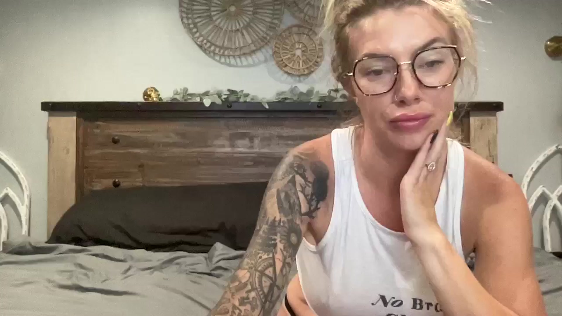 Gallery image thumbnail from Outlawsue_528's myfreecams stream on, 08/14/2024, 05:38 image 10 of 20